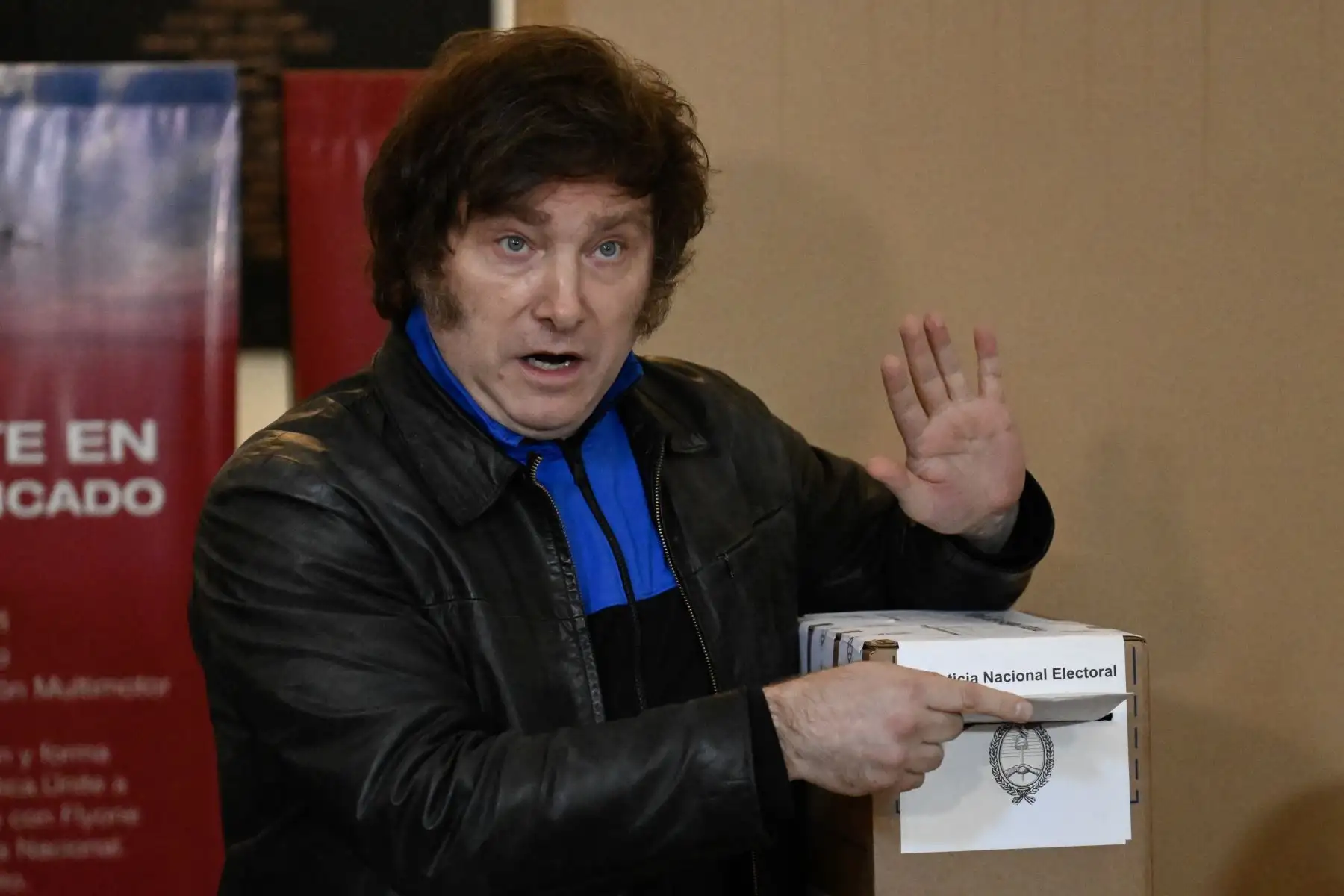 El congresista argentino y candidato presidencial de la Alianza Avanza La Libertad, Javier Milei, vota en un colegio electoral en Buenos Aires, durante las elecciones presidenciales.
Foto: AFP