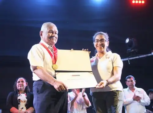 Ministerio de Cultura entregó anoche en Iquitos la distinción de Personalidad Meritoria de la Cultura otorgado a Róger Rumrrill. ANDINA/Difusión