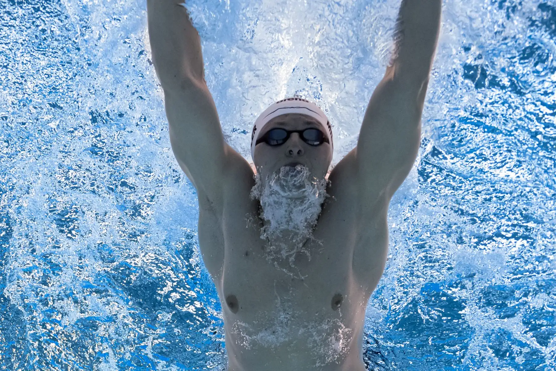El estadounidense Lukas Davin Miller compite en la prueba de natación masculina de 100 m mariposa serie 4 de los Juegos Panamericanos Santiago 2023, en el Centro Acuático del Parque Deportivo del Estadio Nacional de Santiago.
Foto: AFP