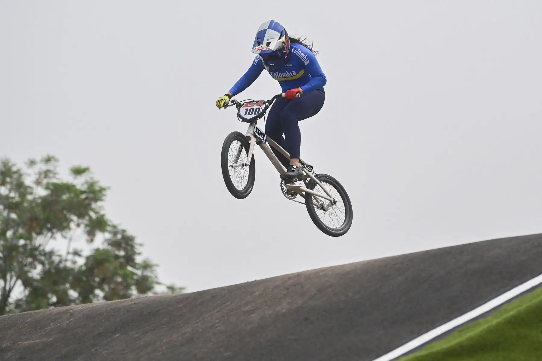 La colombiana Mariana Pajón compite en la prueba ciclista de cuartos de final de carreras de BMX femenina de los Juegos Panamericanos Santiago 2023, en el autódromo de BMX del Parque Peñalolén, en Santiago.
Foto: AFP