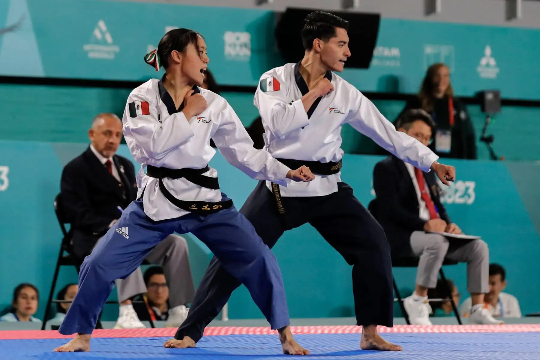 Los mexicanos Seo Lee  y William de Jesus Arroyo compiten para ganar la final de taekwondo por parejas de poomsae mixto durante los Juegos Panamericanos Santiago 2023, en el Centro de Deportes de Contacto del Parque Deportivo del Estadio Nacional de Santiago.
Foto: AFP