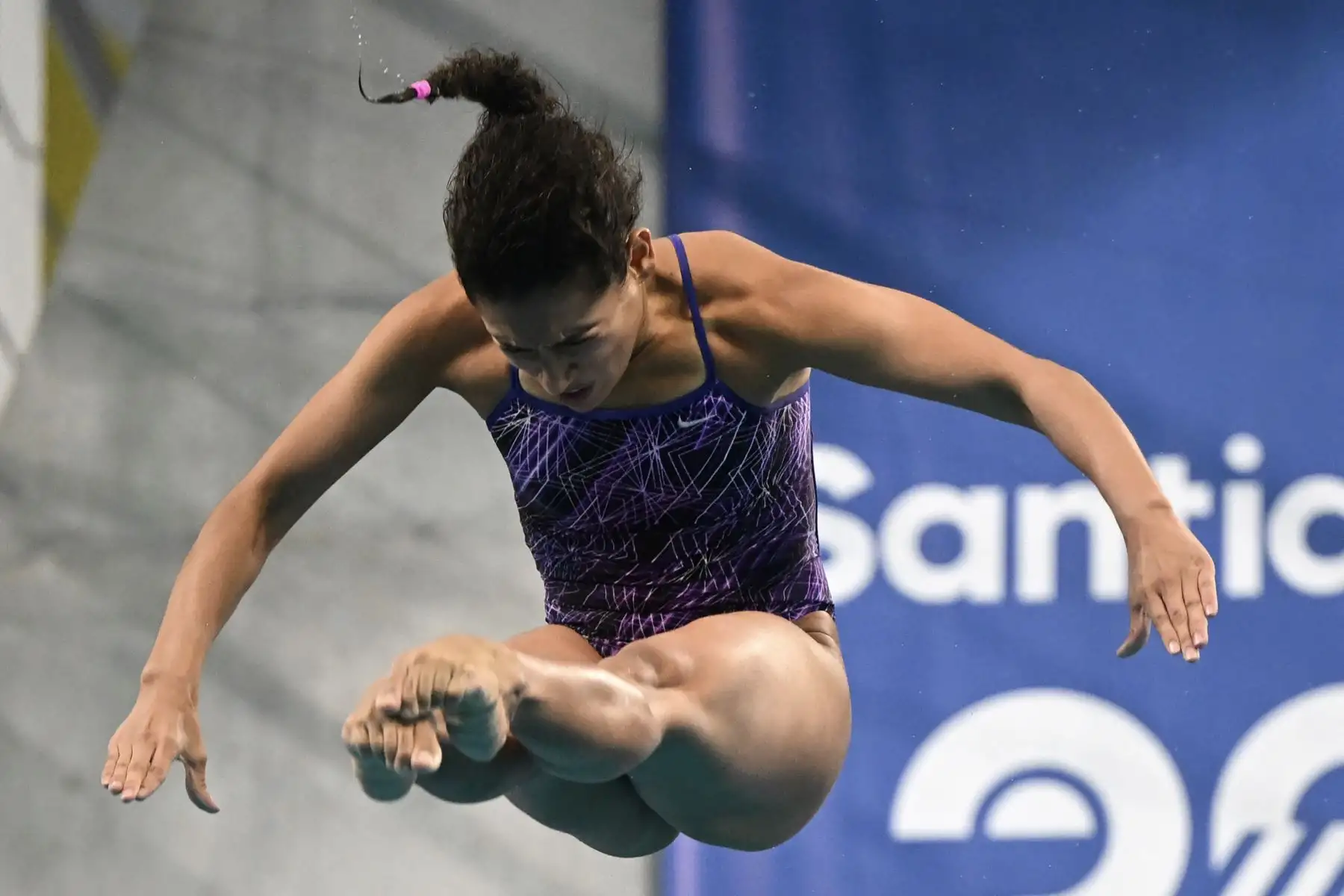 La mexicana Gabriela Agúndez compite en la prueba final femenina de clavados en plataforma de 10 metros durante los Juegos Panamericanos Santiago 2023, en Santiago .
Foto: AFP