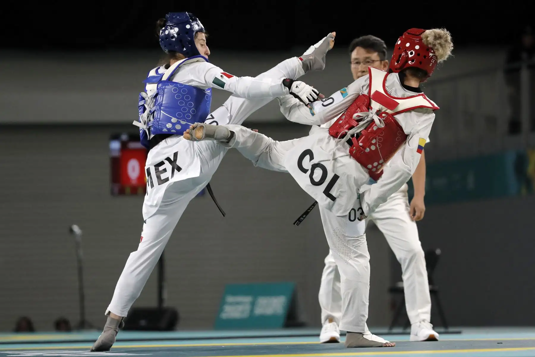 La mexicana Daniela Souza compite contra la colombiana Andrea Ramírez en la final femenina de taekwondo Kyorugi -49kg durante los Juegos Panamericanos Santiago 2023, en el Centro Deportivo de Contacto del Parque Deportivo del Estadio Nacional de Santiago.
Foto: AFP