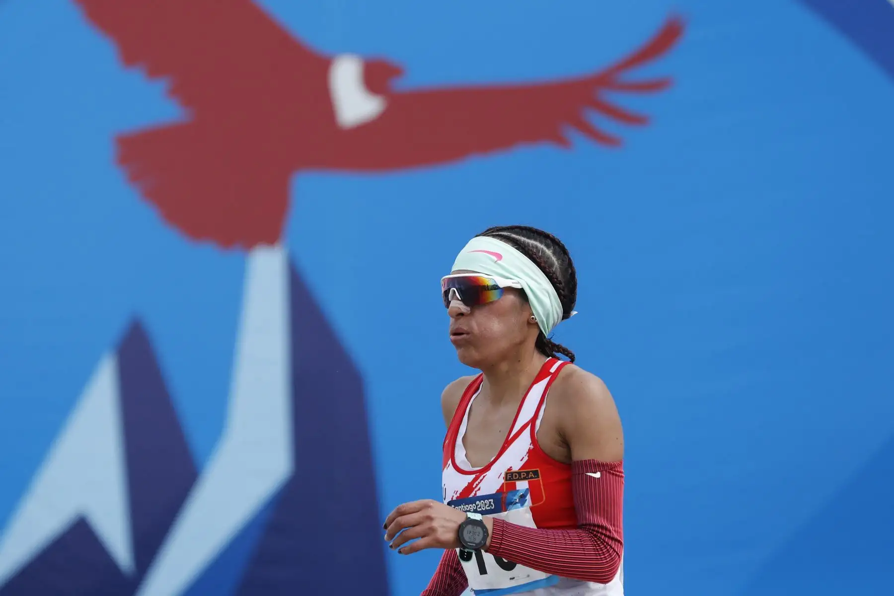 Gladys Lucy Tejeda cruza la meta en la maratón femenina hoy, durante los Juegos Panamericanos 2023 en Santiago (Chile).
Foto: EFE