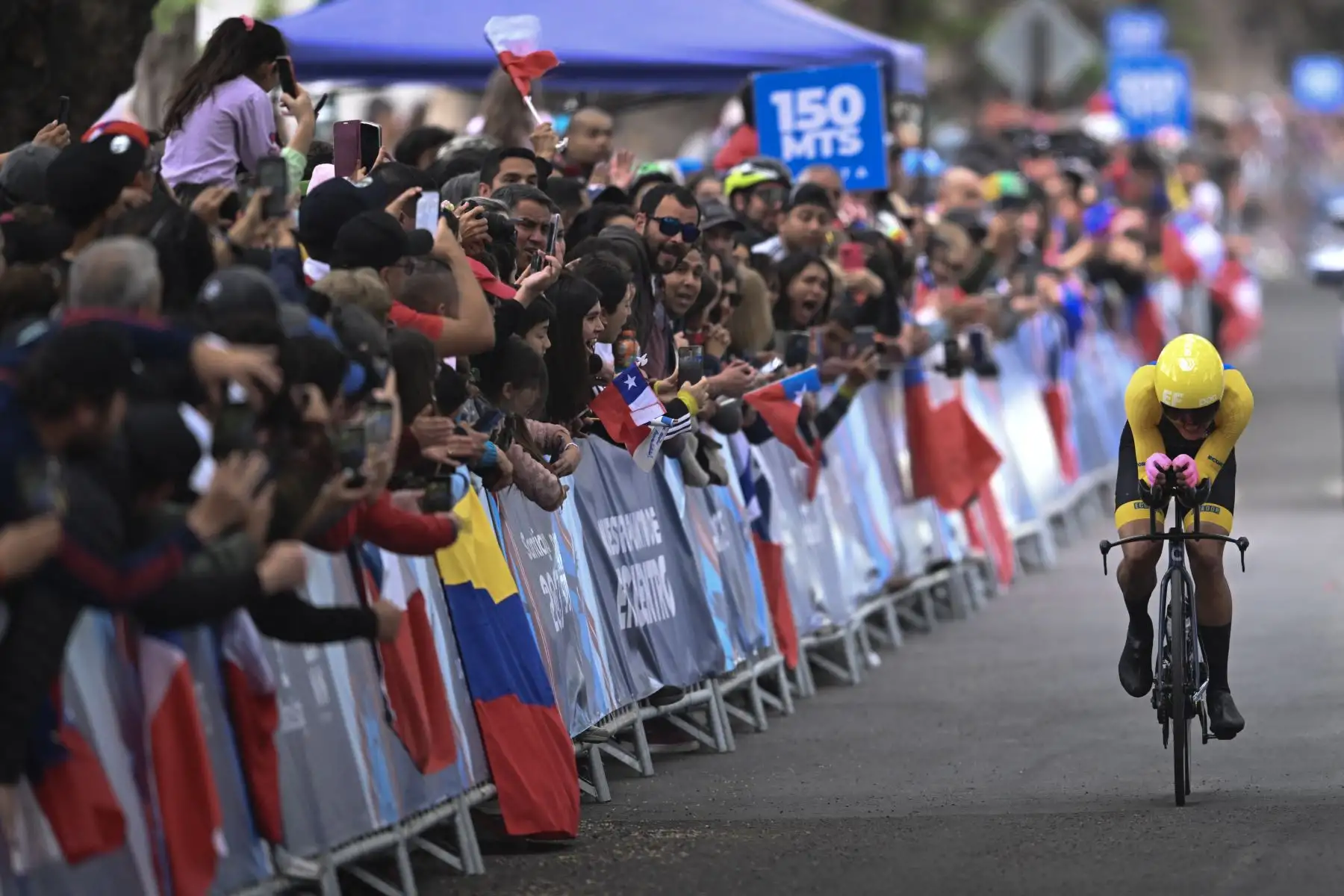 El ecuatoriano Richard Carapaz compite en la prueba final contrarreloj individual masculina de los Juegos Panamericanos Santiago 2023, en Isla de Maipo, Chile.
Foto: AFP