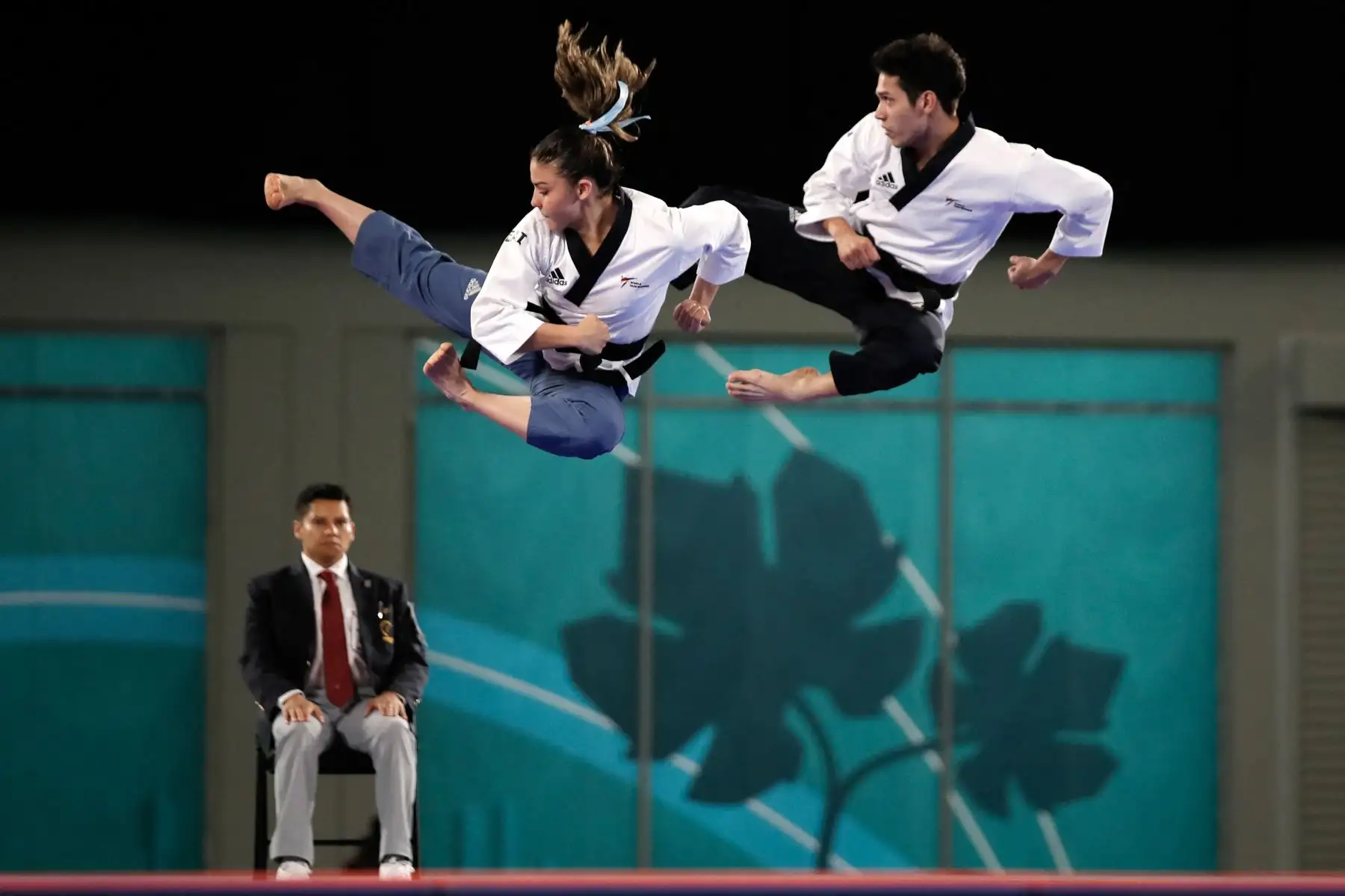 María Alejandra Higueros  y Héctor Morales, del Equipo de Atletas Independientes, compiten en la final de corte por parejas de poomsae mixto de taekwondo durante los Juegos Panamericanos Santiago 2023.
Foto: AFP