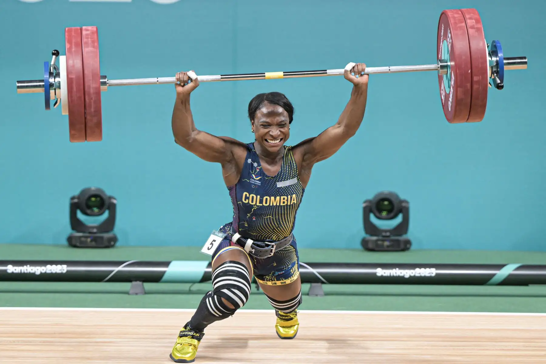 La colombiana Yenny Álvarez compite en la prueba de envión y envión de levantamiento de pesas de 59 kg femenino de los Juegos Panamericanos Santiago 2023, en el Gimnasio Chimkowe de Santiago .
Foto: AFP