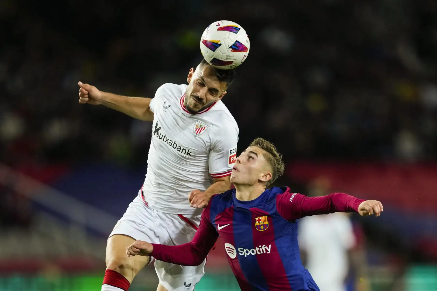 El centrocampista del Athletic Ohian Sancet (i) remate ante el centrocampista del Barcelona Fermín López durante el partido de LaLiga entre el Barcelona y el Athletic de Bilbao, este domingo en el Estadi Olimpic Lluis Companys de Barcelona. 
Foto: EFE