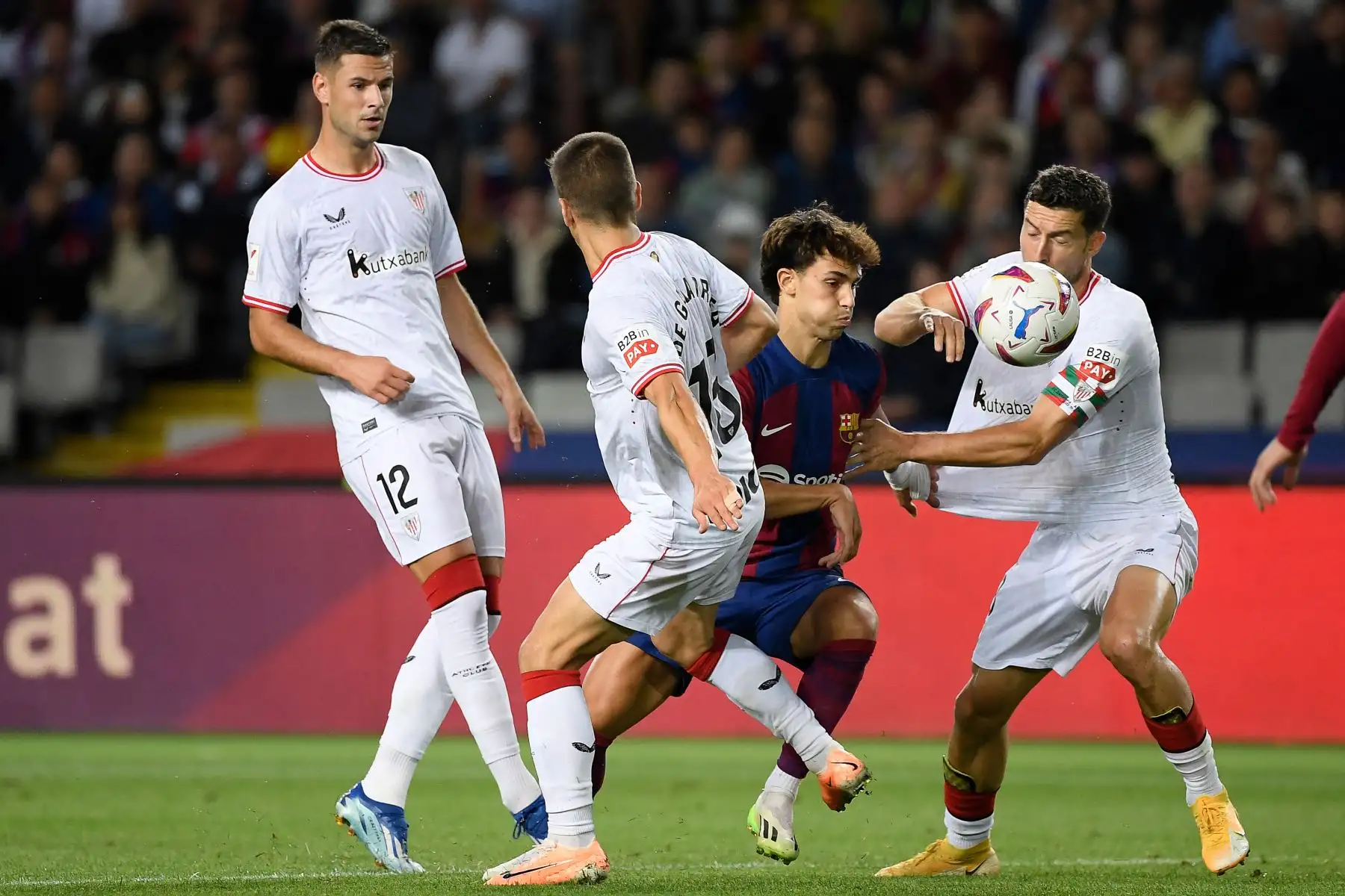El delantero portugués de Barcelona #14 Joao Felix (C) lucha por el balón con el defensor español del Athletic de Bilbao #18 Oscar De Marcos (R) y el centrocampista español del Athletic de Bilbao #16 Iñigo Ruiz de Galarreta durante el partido de fútbol de la liga española entre el FC Barcelona y el Athletic Club Bilbao en el Estadi Olimpic Lluis Companys de Barcelona el 22 de octubre de 2023.  Foto: AFP
