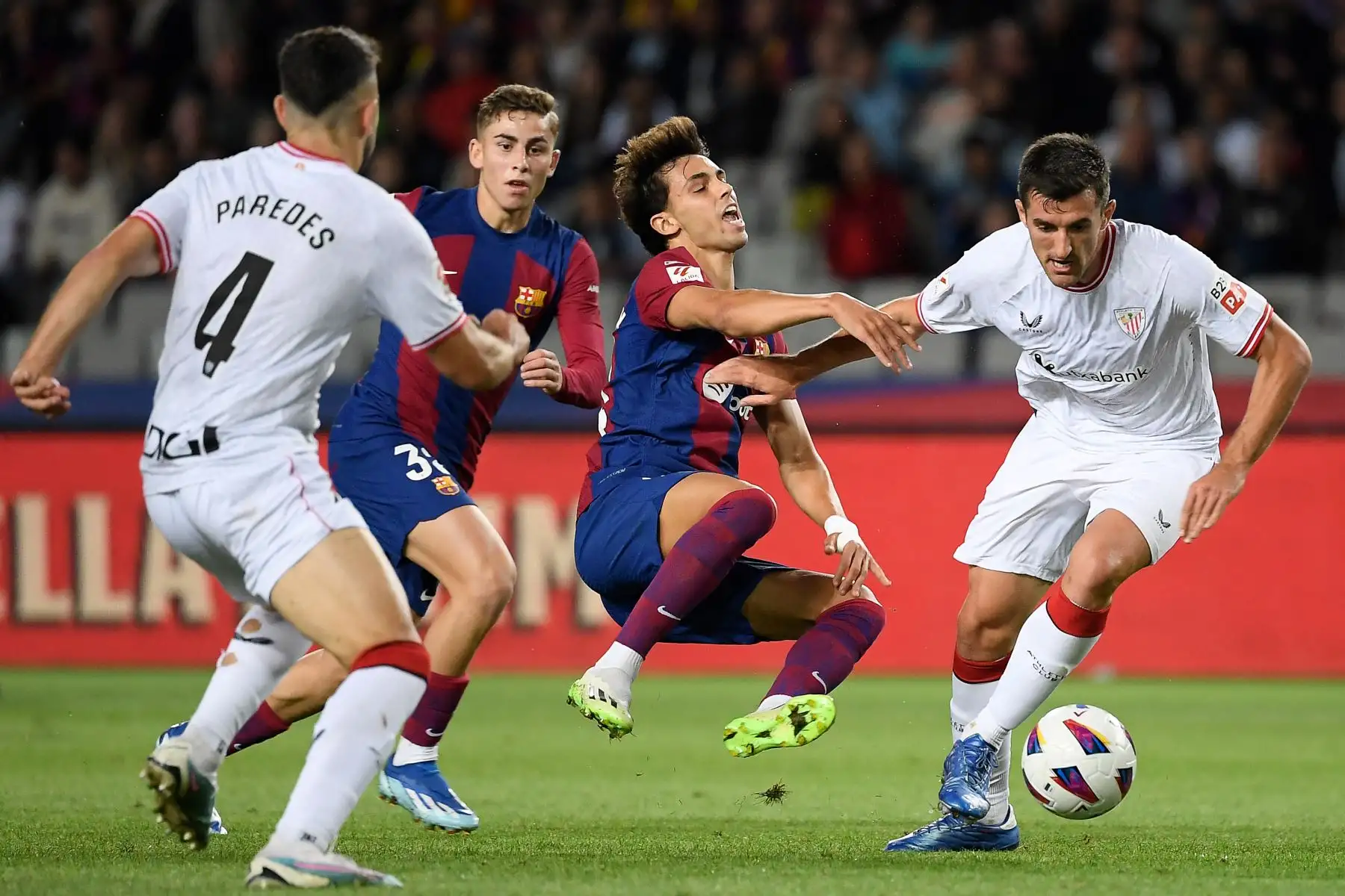 El defensa portugués del Barcelona, Joap Cancelo (c-i) pelea un balón con el delantero del Athletic Nico Williams durante el partido de LaLiga entre el Barcelona y el Athletic de Bilbao, este domingo en el Estadi Olimpic Lluis Companys de BarcelonaFoto: EFE