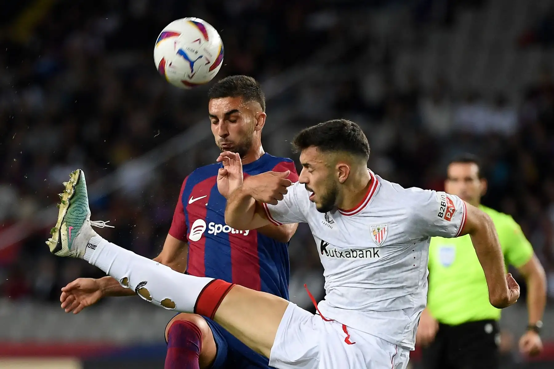 El defensa portugués del Barcelona, ​​Joap Cancelo (c-i) pelea un balón con el delantero del Athletic Nico Williams durante el partido de LaLiga entre el Barcelona y el Athletic de Bilbao, este domingo en el Estadi Olimpic Lluis Companys de Barcelona Foto: AFP