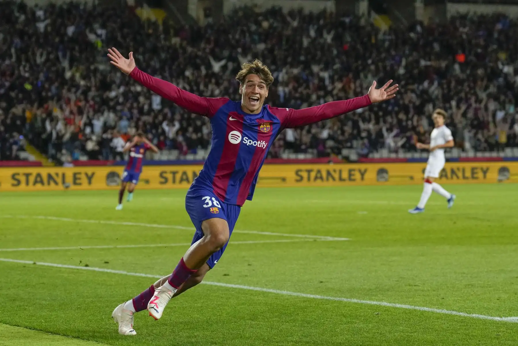 El canterano debutante del FC Barcelona Marc Guiu anota su primer gol con el primer equipo a los 23