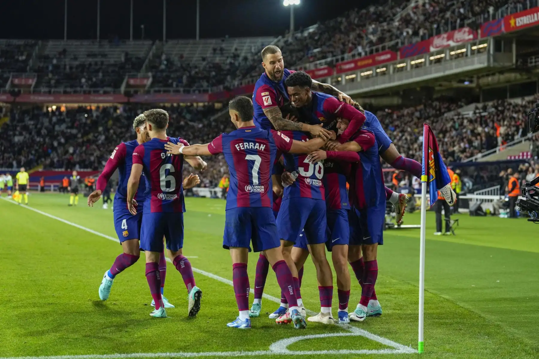 El canterano debutante del FC Barcelona Marc Guiu (d) celebra con sus compañeros tras anotar el primer del equipo durante el partido de LaLiga entre el Barcelona y el Athletic de Bilbao, este domingo en el Estadi Olimpic Lluis Companys de Barcelona. 
Foto:EFE