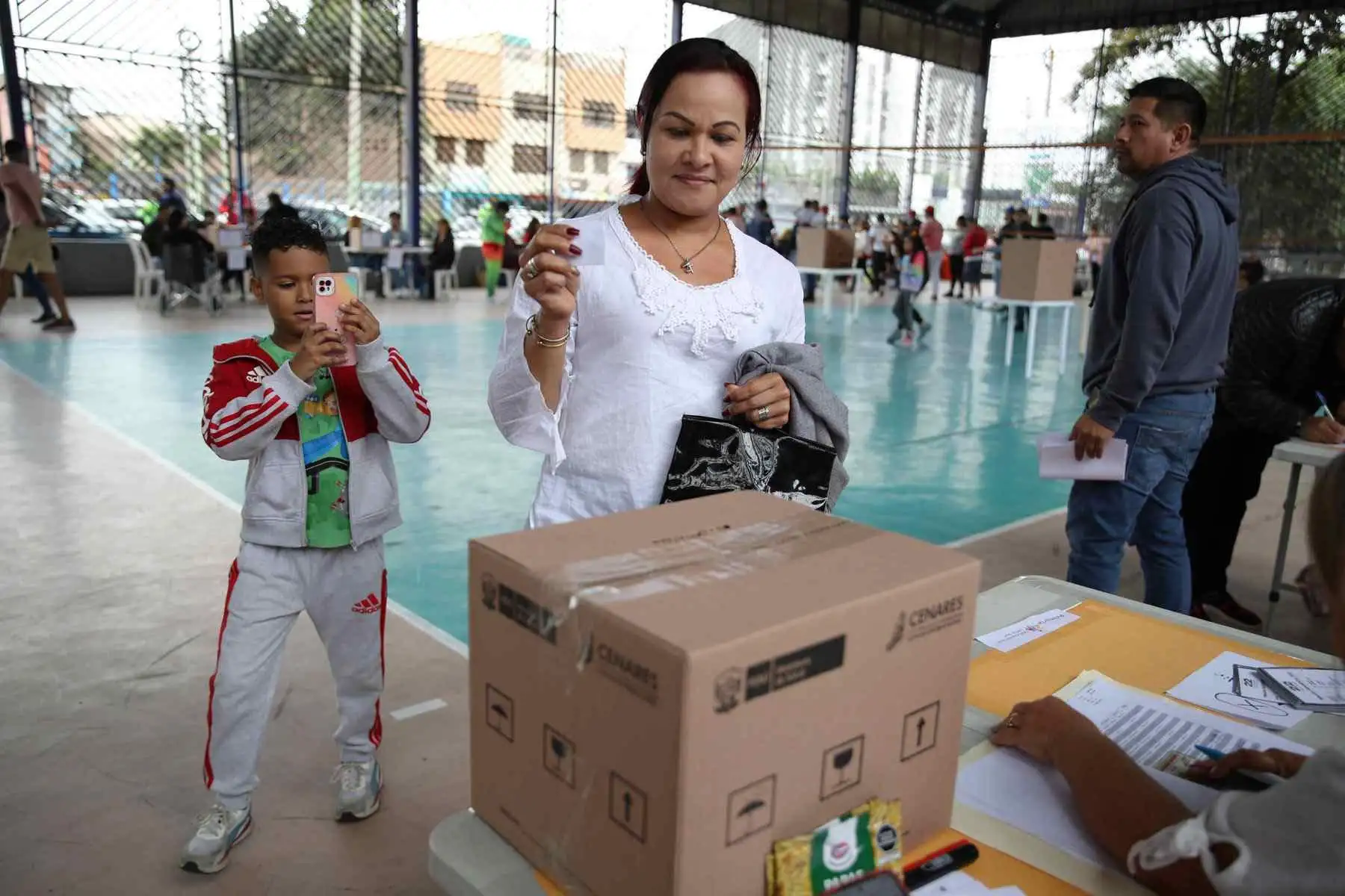 En Lima fueron habilitados cuatro puntos de votación, en el norte, sur, centro y este de la ciudad, y ciudadanos venezolanos también pudieron ejercer su derecho en la sureña ciudad de Arequipa y en Trujillo, en el norte. Foto: EFE
