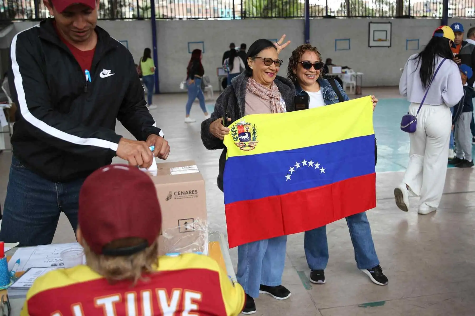 En Lima fueron habilitados cuatro puntos de votación, en el norte, sur, centro y este de la ciudad, y ciudadanos venezolanos también pudieron ejercer su derecho en la sureña ciudad de Arequipa y en Trujillo, en el norte. Foto: EFE