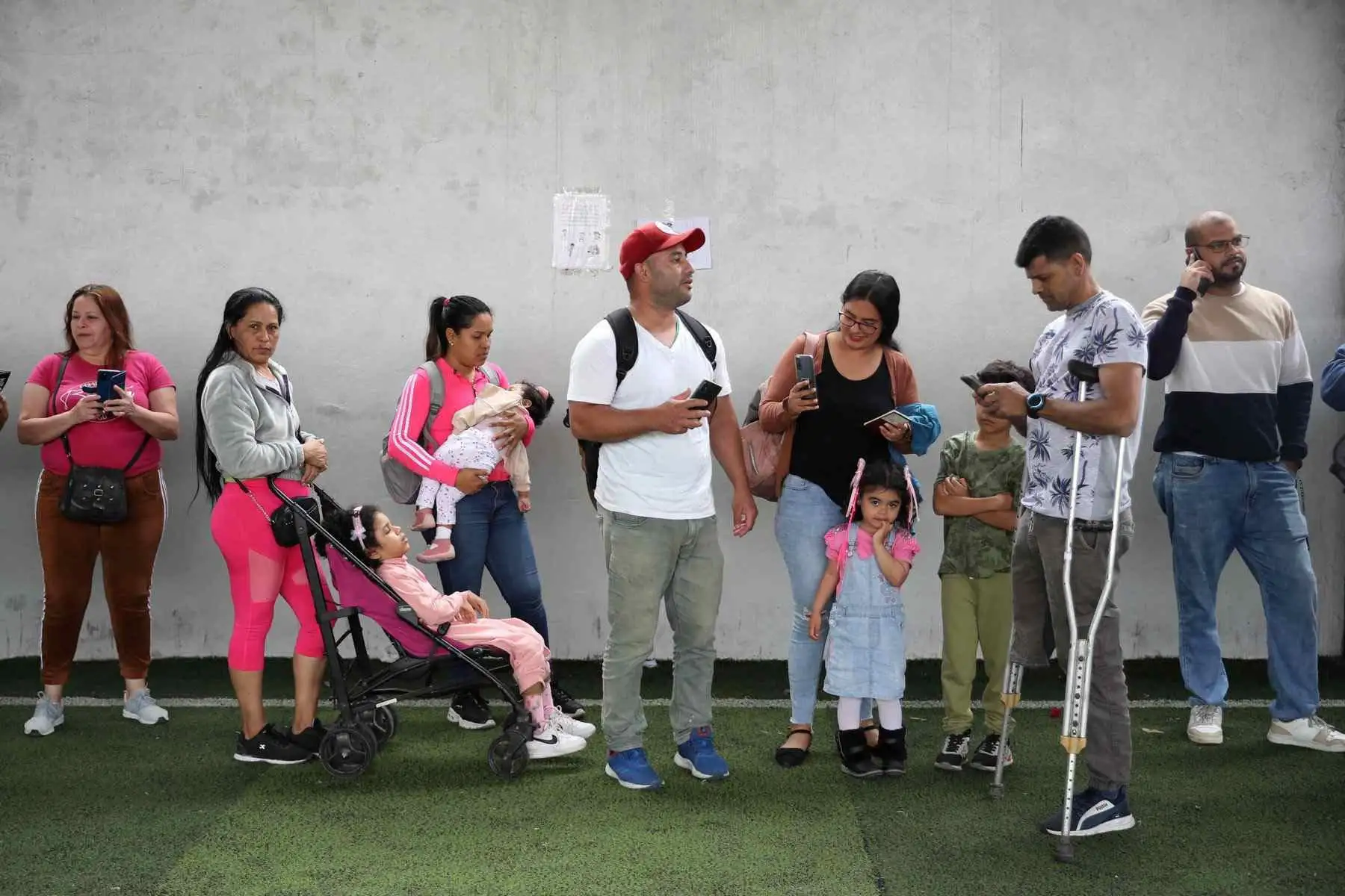 Trece candidatos se inscribieron para esta elección primaria, de los cuales Henrique Capriles y Roberto Enríquez se retiraron sin hacer ninguna alianza, mientras que Freddy Superlano, se apartó de la elección y manifestó su apoyo a María Corina Machado, quien lideró las encuesta de opinión durante la campaña. Foto: EFE