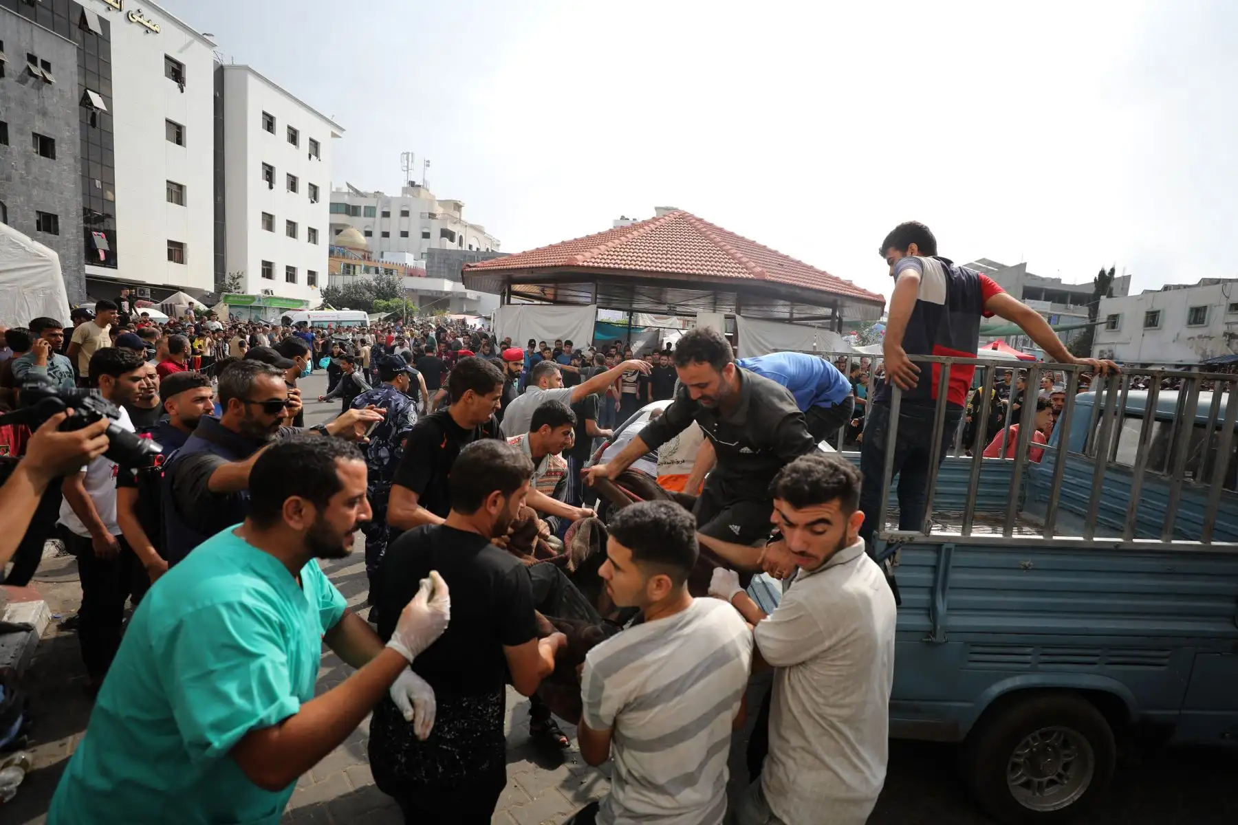 Palestinos heridos son transportados al hospital de al-Shifa en la ciudad de Gaza luego de los ataques israelíes , en medio de las batallas en curso entre Israel y el grupo palestino Hamás en la Franja de Gaza. 
Foto: AFP