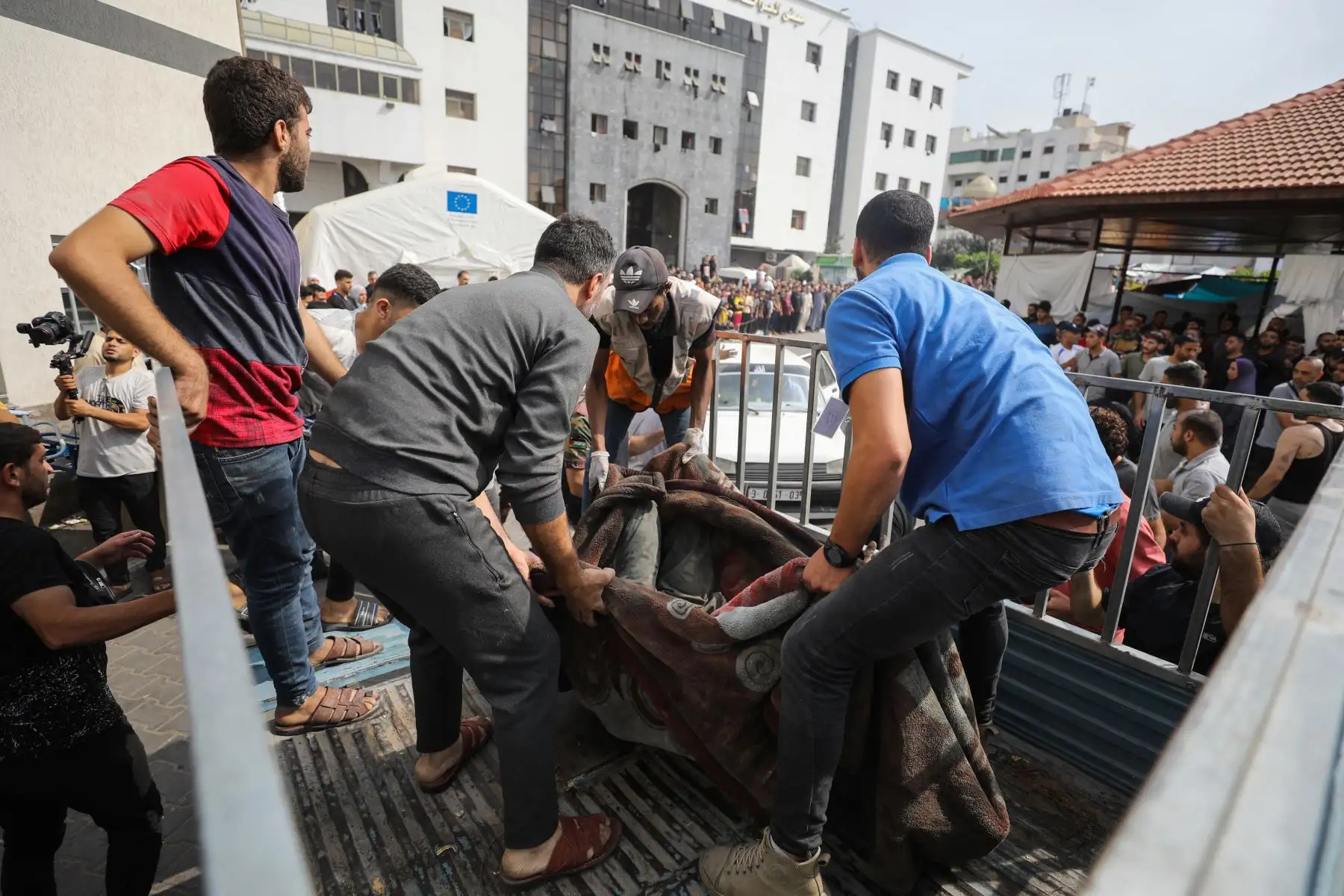 Al menos 5.087 personas murieron en la Franja de Gaza en los bombardeos de represalia, incluyendo 2.055 niños, informaron este lunes las autoridades del movimiento islamista que gobierna este enclave palestino desde 2007.
Foto: AFP
