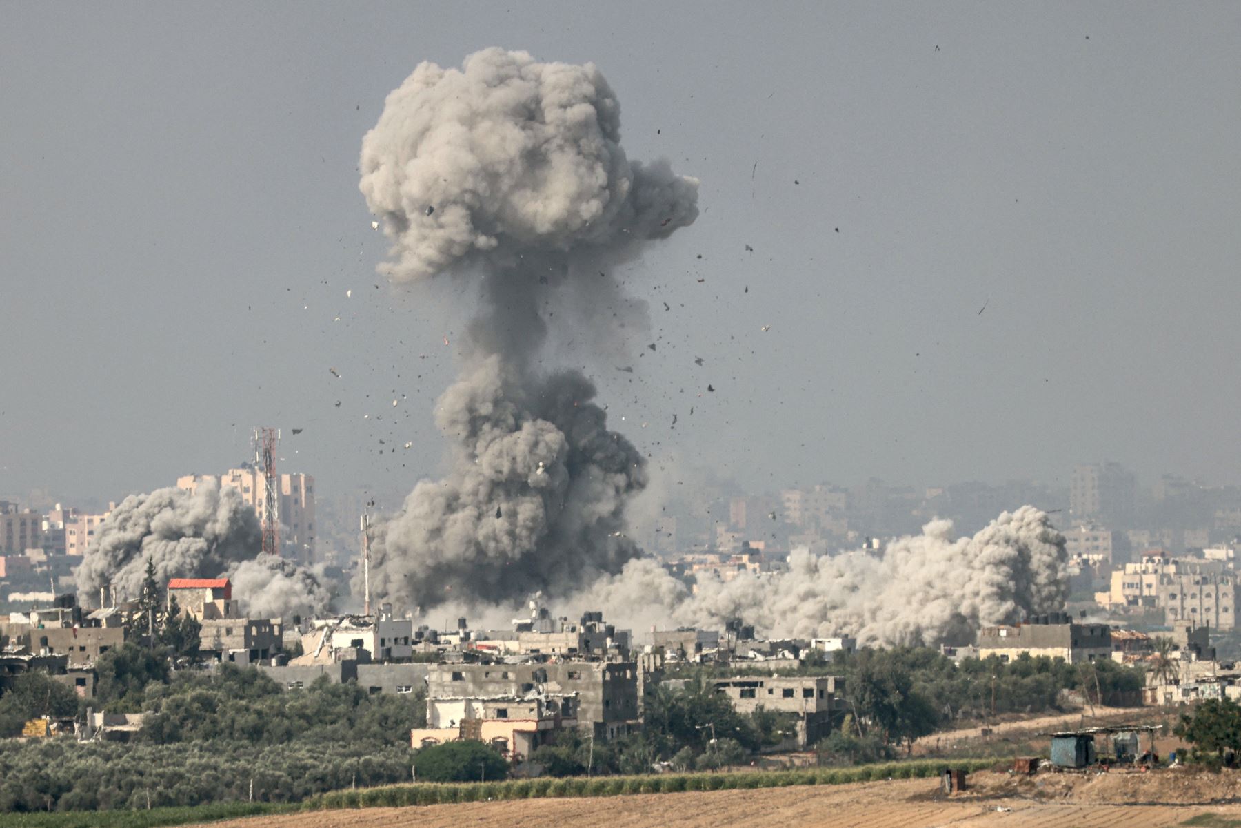 Una foto desde la ciudad de Sderot (sur de Israel) muestra humo y escombros ascendiendo sobre la Franja de Gaza. Foto: AFP