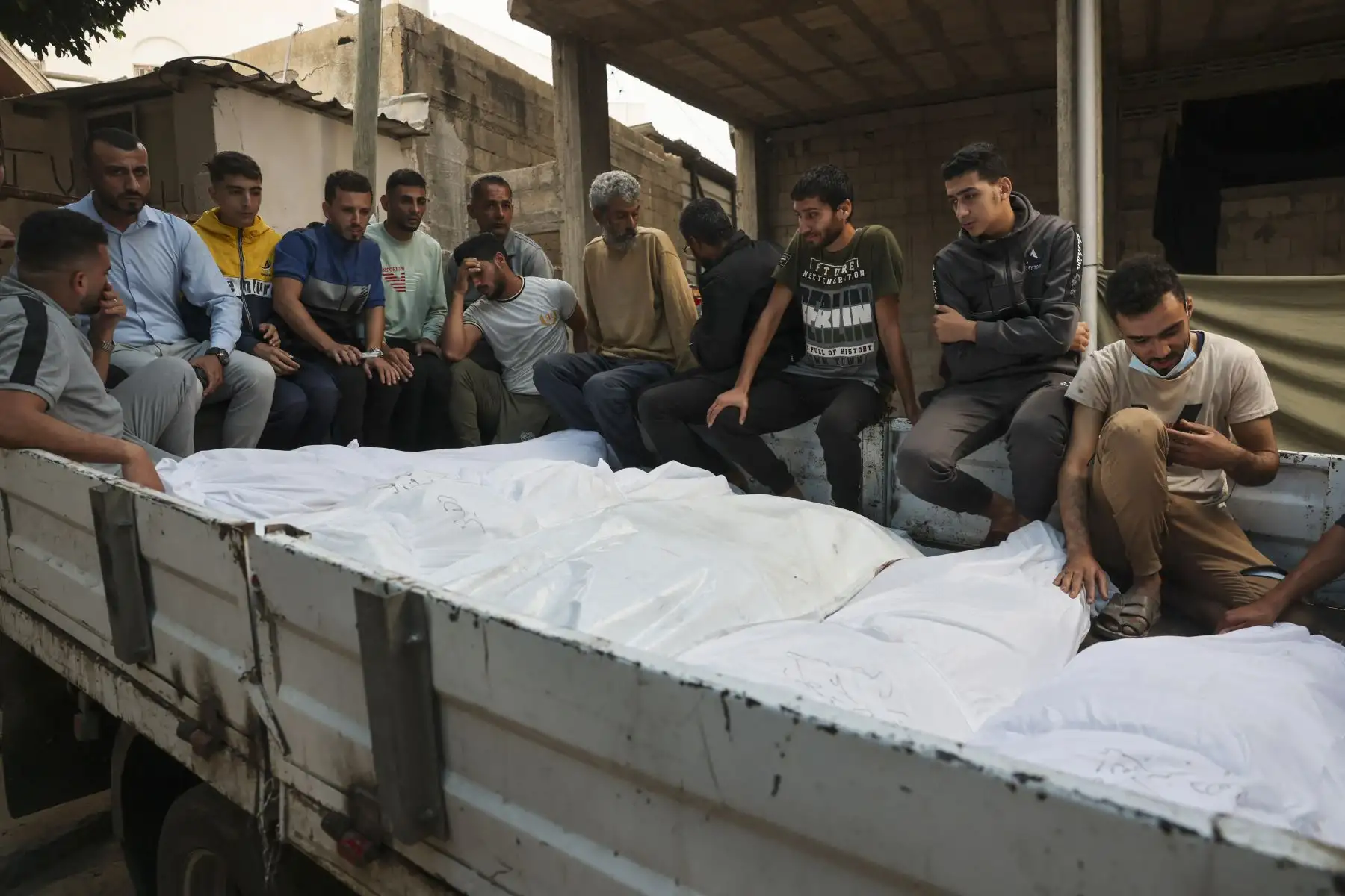Palestinos transportan cuerpos de familiares asesinados después de los ataques israelíes en Rafah, en el sur de la Franja de Gaza.
Foto: AFP