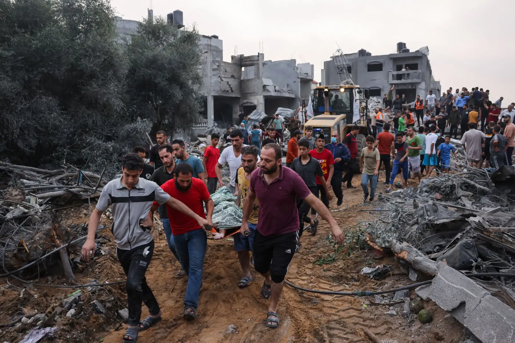 Palestinos transportan el cuerpo de una víctima de los escombros después de los ataques israelíes en Rafah, en el sur de la Franja de Gaza. Foto: AFP
