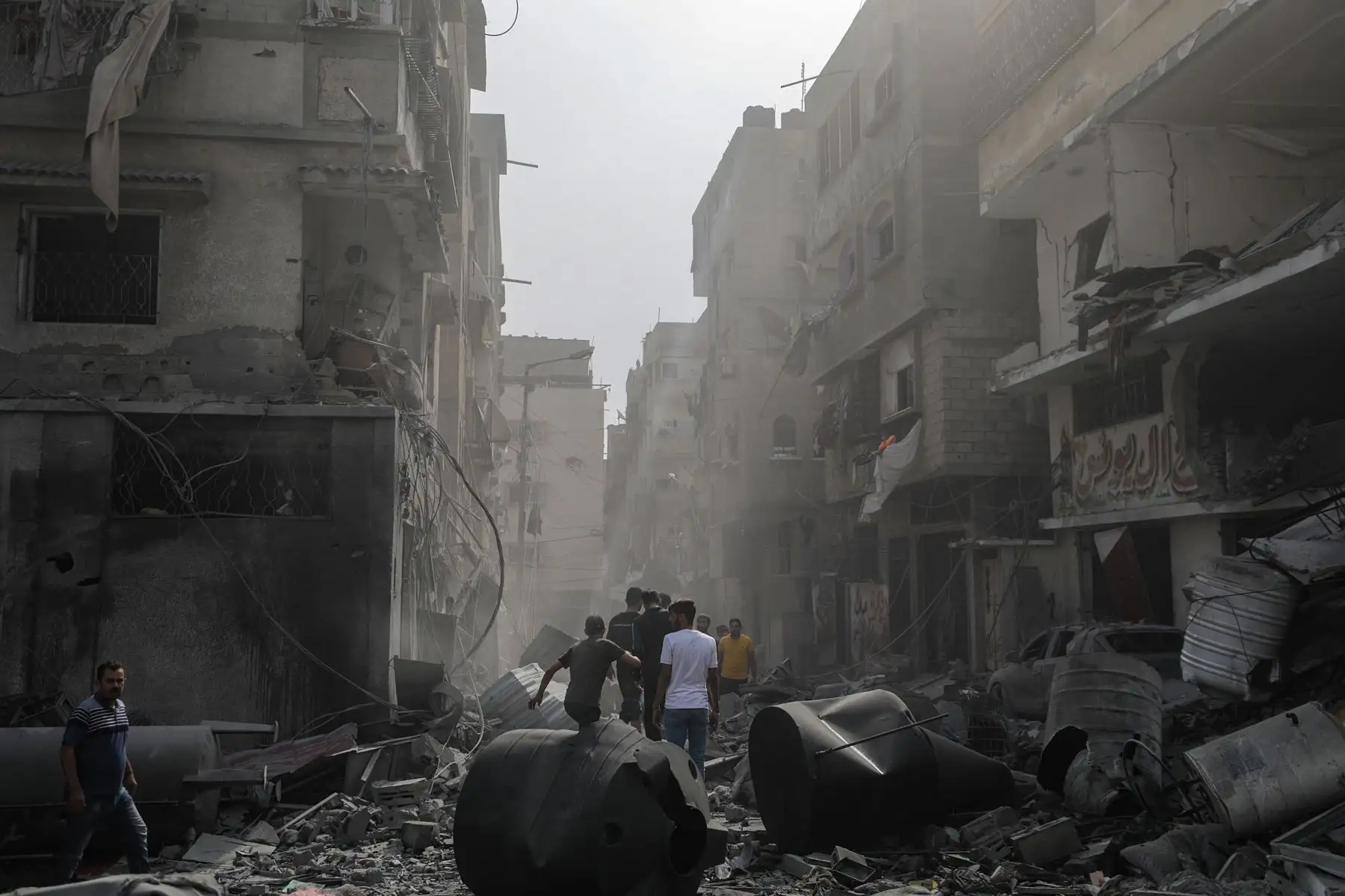 Los palestinos inspeccionan una zona destruida tras los ataques aéreos israelíes en la ciudad de Gaza.
Foto: EFE
