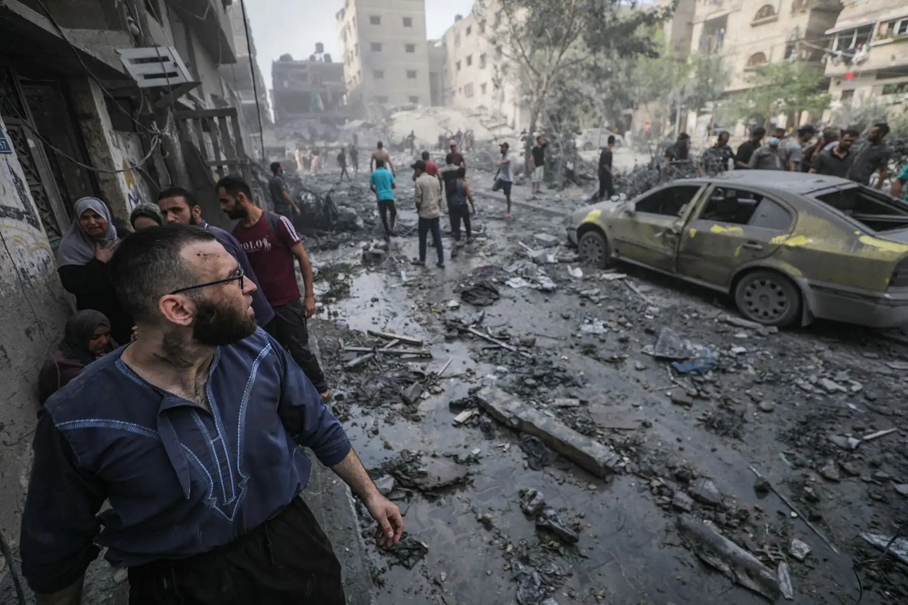Los palestinos inspeccionan una zona destruida tras los ataques aéreos israelíes en la ciudad de Gaza.
Foto: EFE