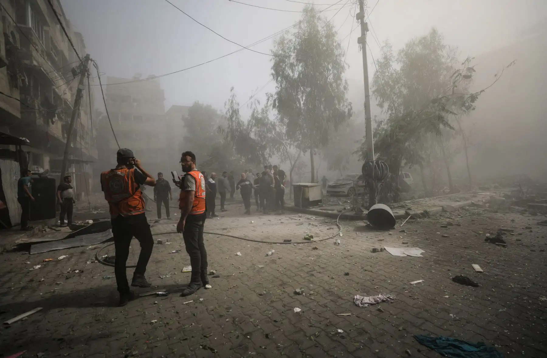 Los palestinos inspeccionan una zona destruida tras los ataques aéreos israelíes en Gaza.
Foto: EFE