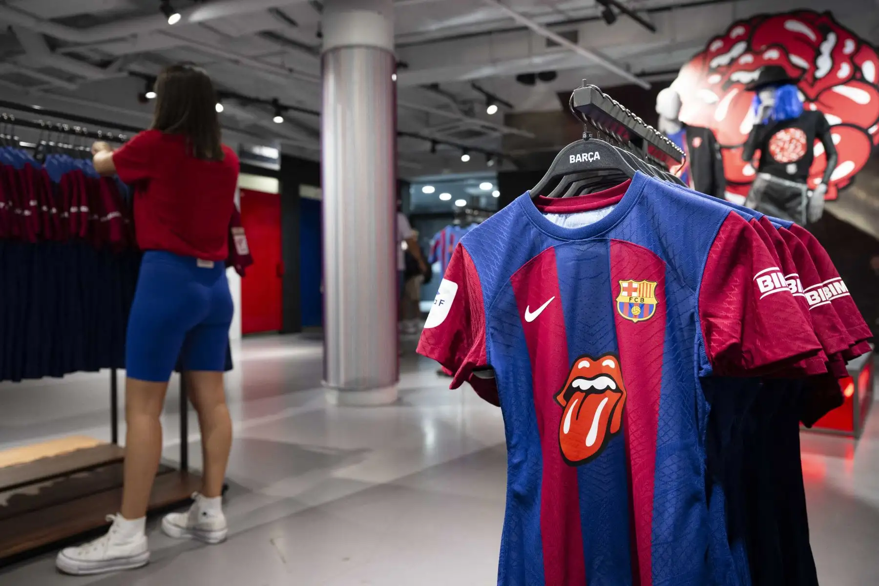 Movidos por su amor por los Rolling Stones y el Barcelona, centenares de personas se acercaron este lunes a las tiendas oficiales del Barça para llevarse una de las 1.899 unidades que unen la primera equipación culé con la mítica lengua que representa a la legendaria banda de rock británica.
Foto: AFP