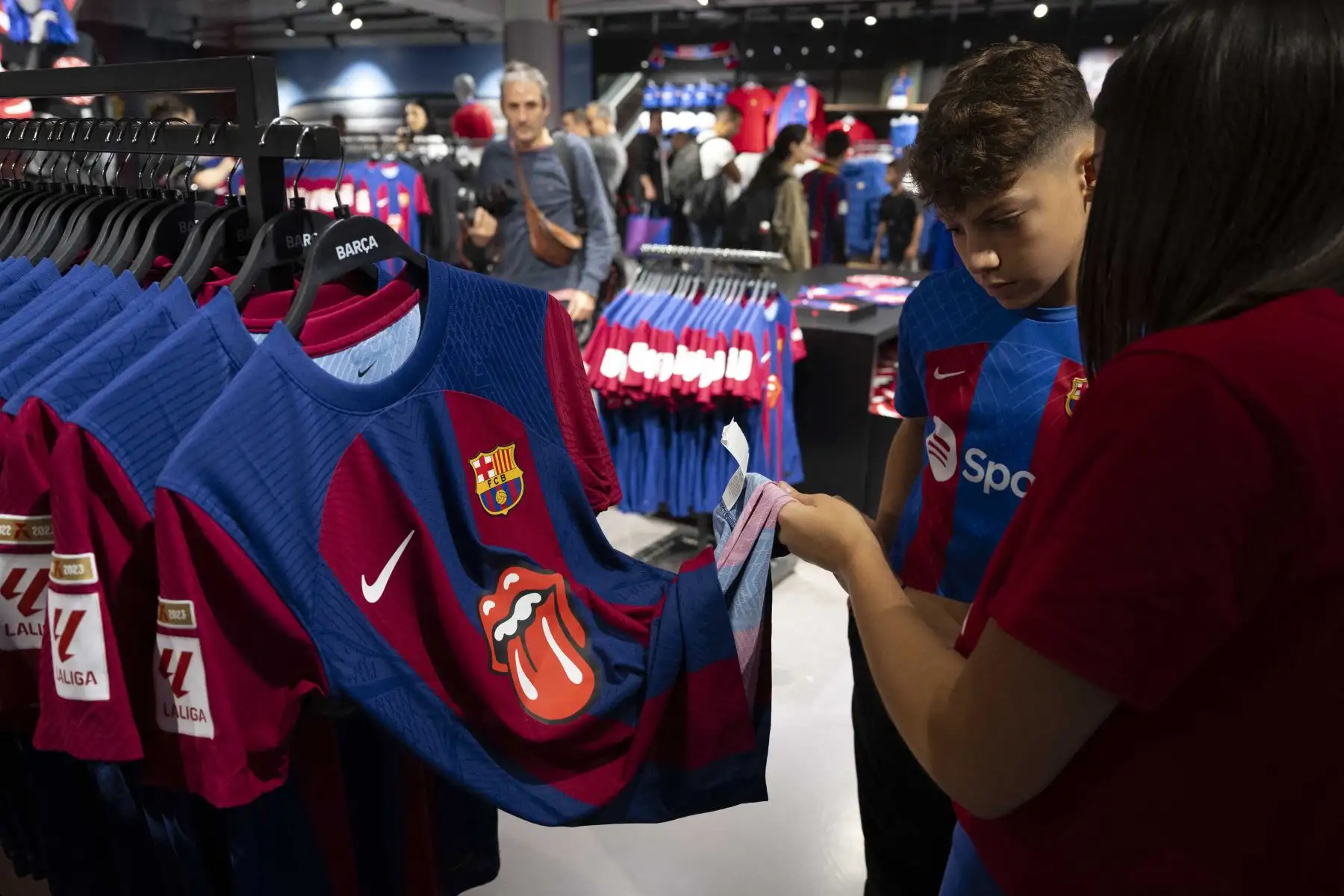 El equipo masculino del Barcelona vestirá esta camiseta única este sábado en el clásico de LaLiga EA Sports frente al Real Madrid, mientras que el femenino hará lo propio el próximo 5 de noviembre en el partido de la Liga F frente al Sevilla.
Foto: AFP