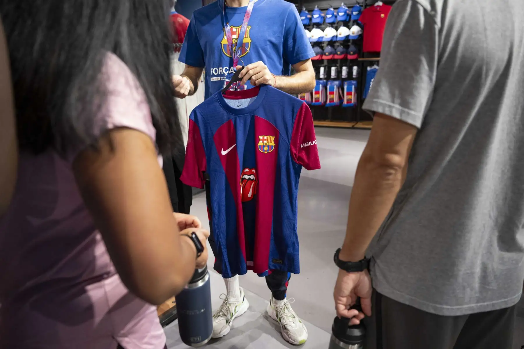 Movidos por su amor por los Rolling Stones y el Barcelona, centenares de personas se acercaron este lunes a las tiendas oficiales del Barça.
Foto: AFP