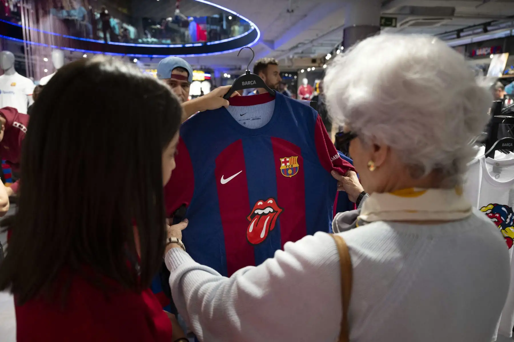 En el  lanzamiento de la camiseta en las tiendas físicas se han agotado las 700 unidades disponibles en internet, todas por 399 euros.
Foto: AFP