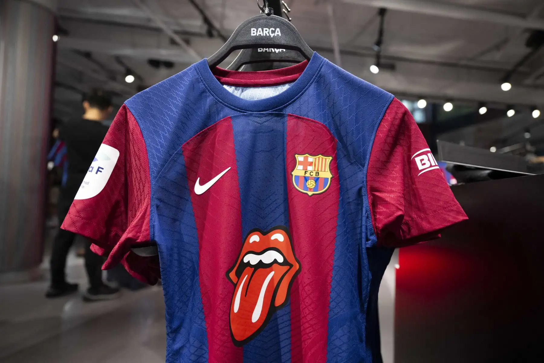 En el  lanzamiento de la camiseta en las tiendas físicas se han agotado las 700 unidades disponibles en internet, todas por 399 euros.
Foto: AFP
