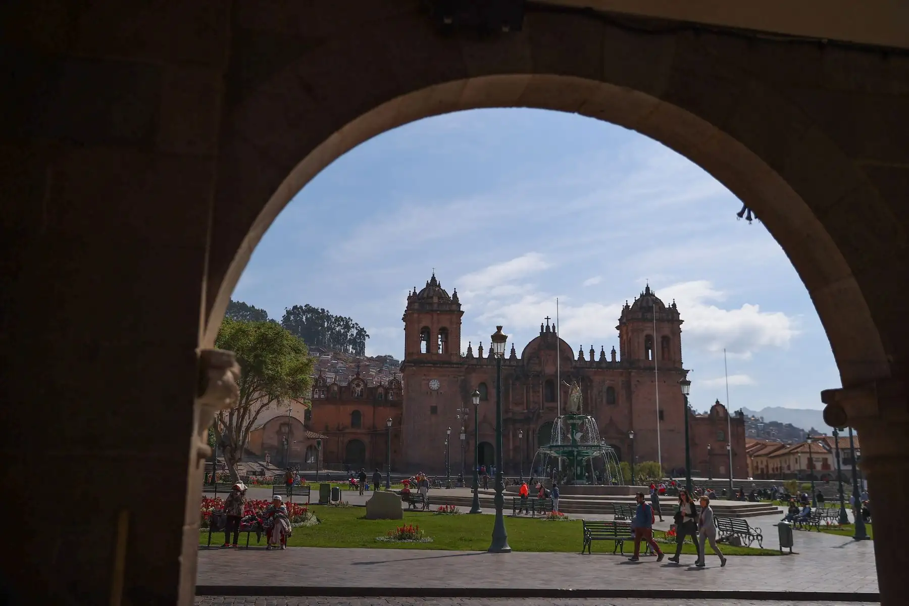 La ciudad de Cusco es la sede desde este lunes y hasta el próximo jueves del XXV Congreso Internacional de la Red de Fondos Ambientales de Latinoamérica y el Caribe (RedLAC), el congreso ambiental más importante de Latinoamérica y el Caribe que impulsa las finanzas ambientales. El Centro de Convenciones de la Municipalidad del Cusco ha sido elegida como sede para este encuentro que reune a más de 350 expertos y líderes ambientales de más de 35 países  con el objetivo de fomentar y presentar nuevas propuestas en torno a las finanzas climáticas.
Foto: ANDINA/Andrés Valle