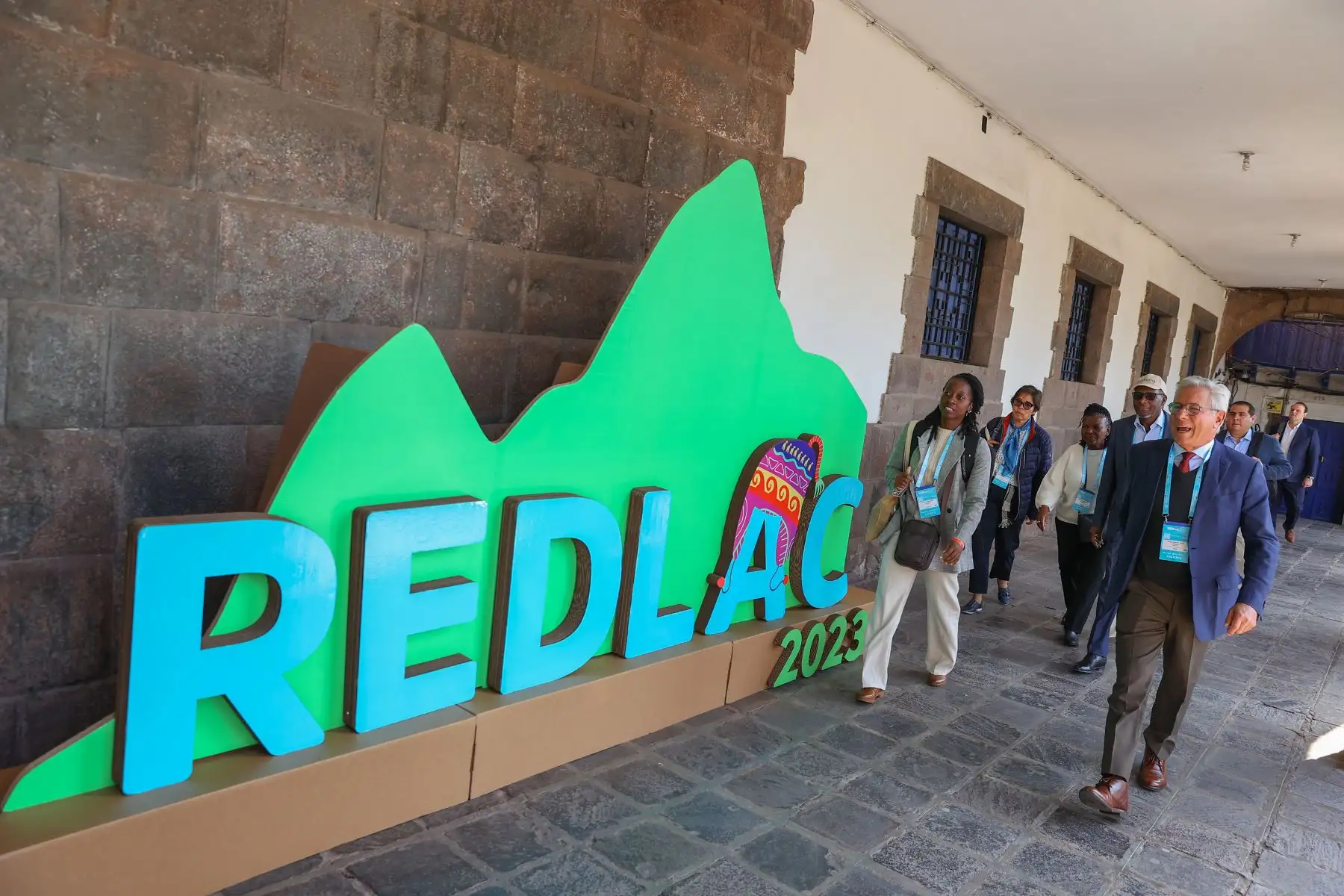 La ciudad de Cusco es la sede desde este lunes y hasta el próximo jueves del XXV Congreso Internacional de la Red de Fondos Ambientales de Latinoamérica y el Caribe (RedLAC), el congreso ambiental más importante de Latinoamérica y el Caribe que impulsa las finanzas ambientales. El Centro de Convenciones de la Municipalidad del Cusco ha sido elegida como sede para este encuentro que reune a más de 350 expertos y líderes ambientales de más de 35 países  con el objetivo de fomentar y presentar nuevas propuestas en torno a las finanzas climáticas.
Foto: ANDINA/Andrés Valle