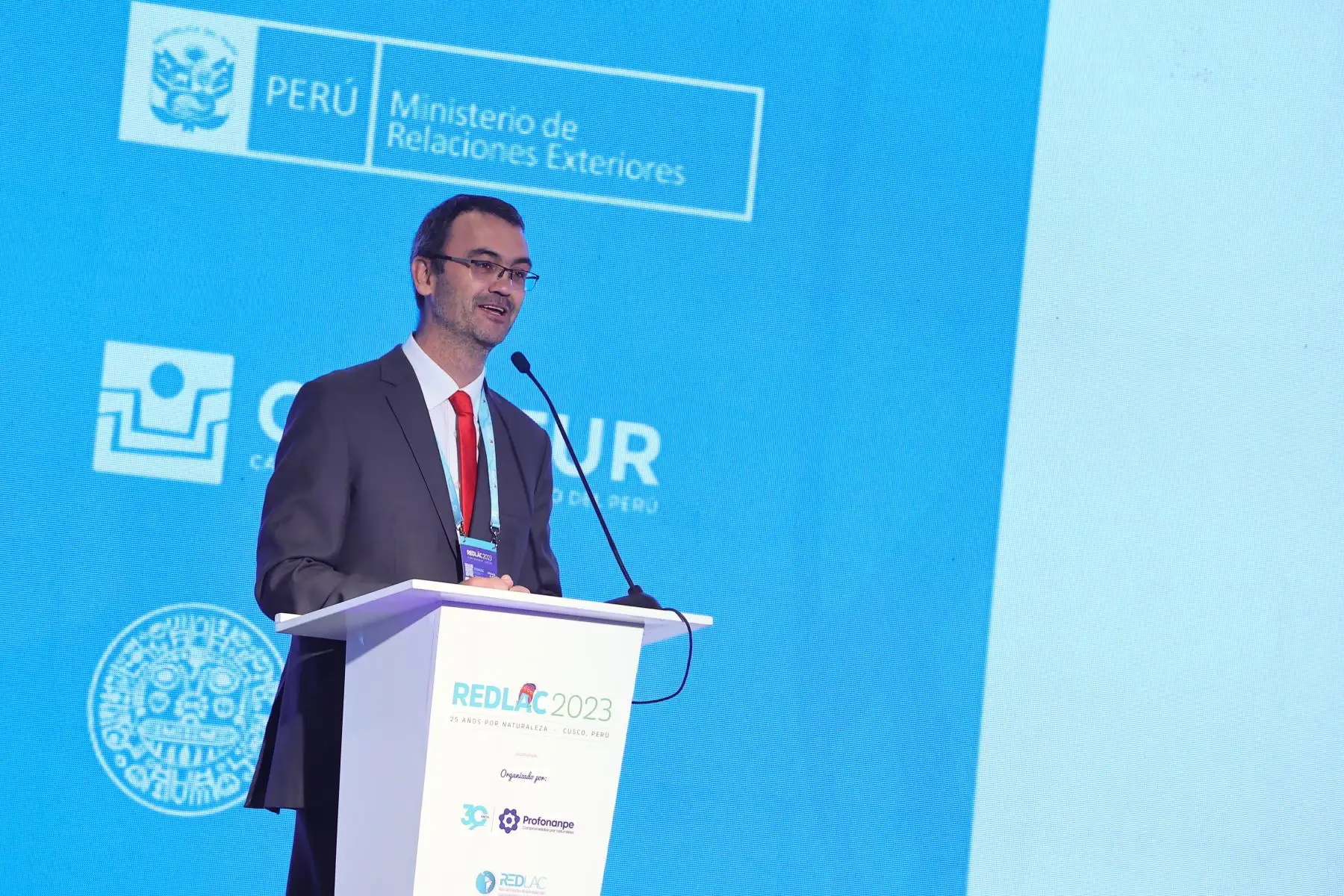 Palabras de bienvenida del director ejecutivo de Profonanpe, Anton Willems, para los asitentes a este importante congreso, donde acuden representantes de empresas que lideran iniciativas de sostenibilidad, investigadores y académicos destacados que marcan las tendencias en temas ambientales, tomadores de decisiones de ministerios y entidades públicas orientados a asegurar el desarrollo sostenible de sus países, y especialistas de fondos ambientales que implementan proyectos de impacto global.
Foto: ANDINA/Andrés Valle
