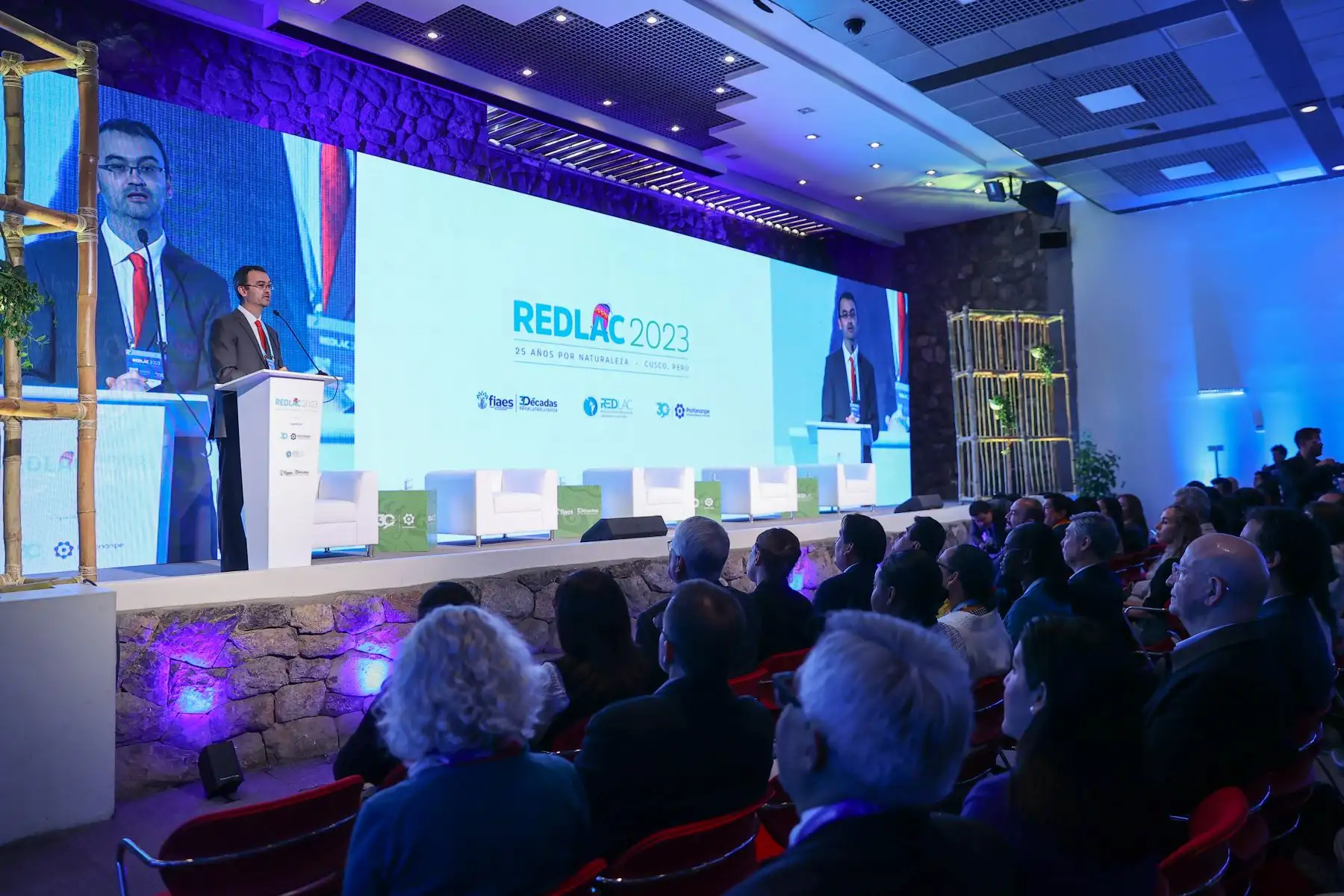 Palabras de bienvenida del director ejecutivo de Profonanpe, Anton Willems, para los asitentes a este importante congreso, donde acuden representantes de empresas que lideran iniciativas de sostenibilidad, investigadores y académicos destacados que marcan las tendencias en temas ambientales, tomadores de decisiones de ministerios y entidades públicas orientados a asegurar el desarrollo sostenible de sus países, y especialistas de fondos ambientales que implementan proyectos de impacto global.
Foto: ANDINA/Andrés Valle
