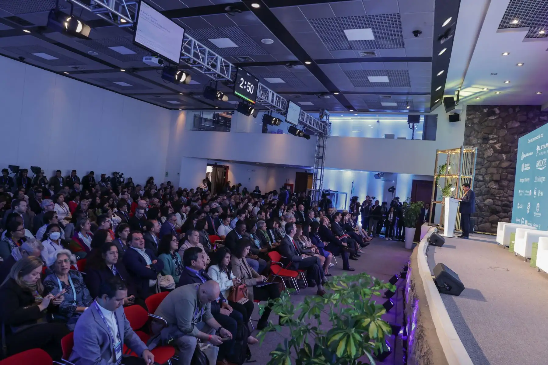 La edición 2023 de RedLAC cuenta con la participación como conferencistas y panelistas a líderes y lideresas de pueblos indígenas, reflejando con ello, la importancia de su participación en estos espacios. Se cuenta con la representación de los pueblos indígenas: Quechua, Q