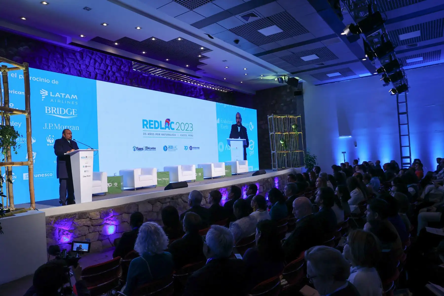 El director ejecutivo de la FIAS y actual presidente de la de RedLAC, Jorge Oviedo, participa de la ceremonia de bienvenida al  XXV Congreso Internacional de la Red de Fondos Ambientales de Latinoamérica y el Caribe 2023, que se lleva a cbo en el Centro de Convenciones de la Municipalidad del Cusco.
Foto: ANDINA/Andrés Valle