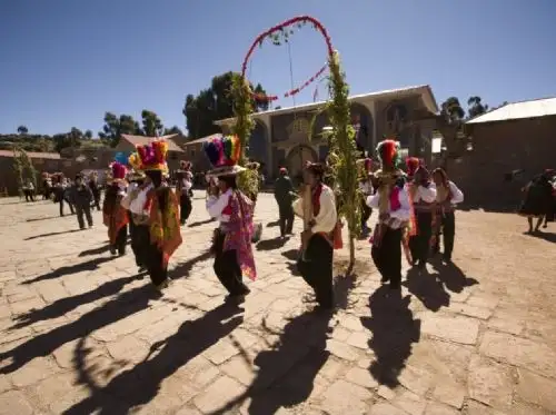 La isla Taquile en Puno, es uno de los destinos peruanos distinguidos como uno de los Mejores Pueblos Turísticos del Mundo 2023. Foto: Promperú