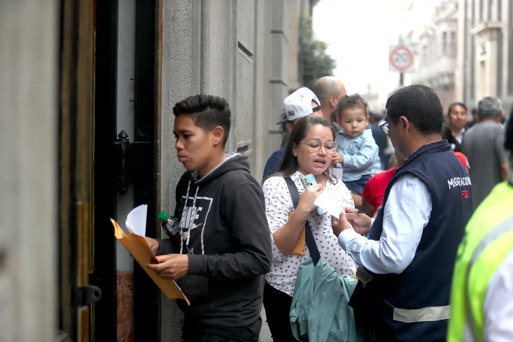 Extranjeros llegan a la sede de Migraciones en el centro de Lima para regularizar su situación migratoria. Foto: ANDINA/Ricardo Cuba