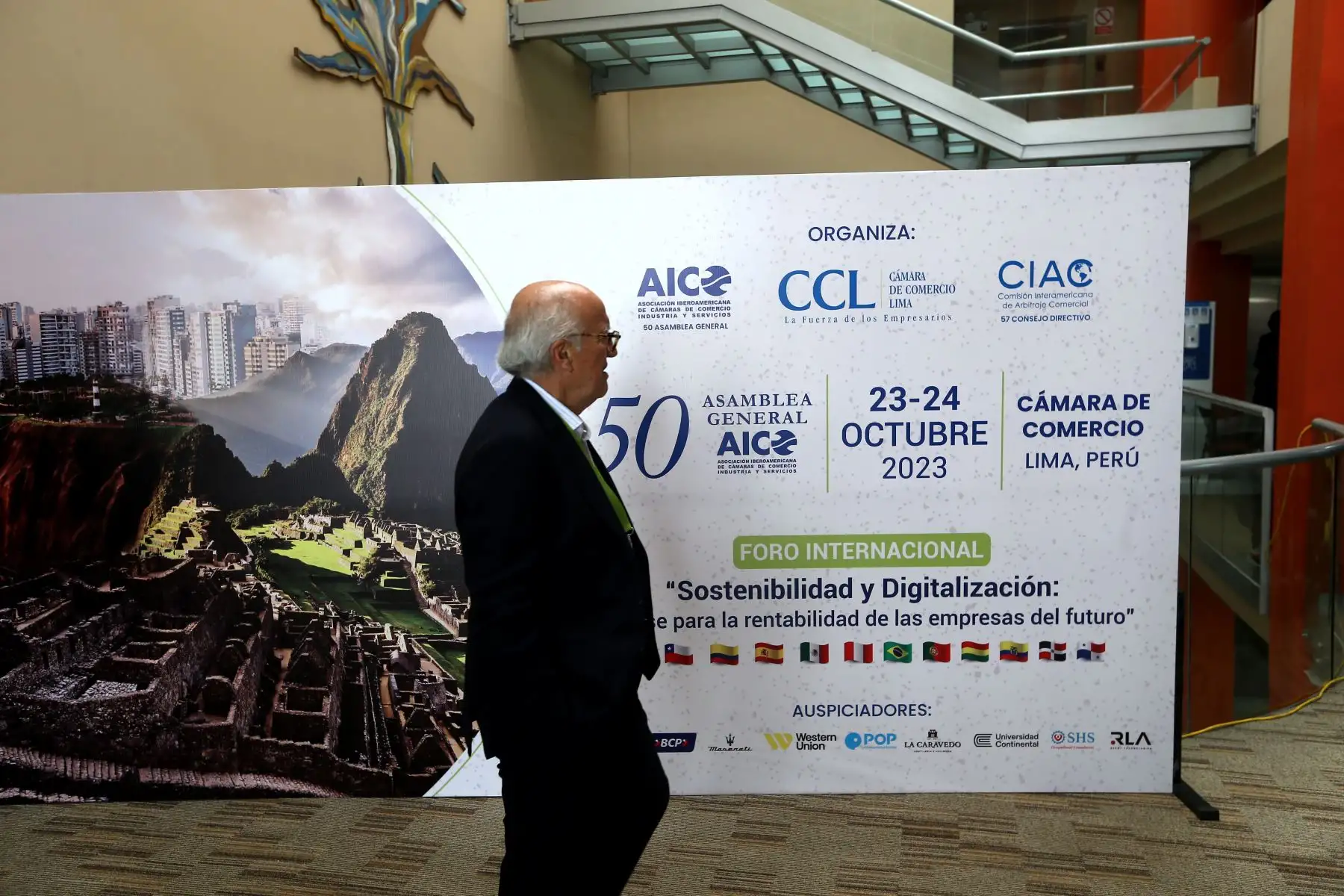 La Cámara de Comercio de Lima es sede de la 50 Asamblea General de la Asociación Iberoamericana de Cámaras de Comercio ,Industria y Servicios. En el evento participan,representantes de las cámaras de Madrid ,Bogota ,el BIF y destacados referentes internacionales.
Foto: ANDINA/Eddy Ramos