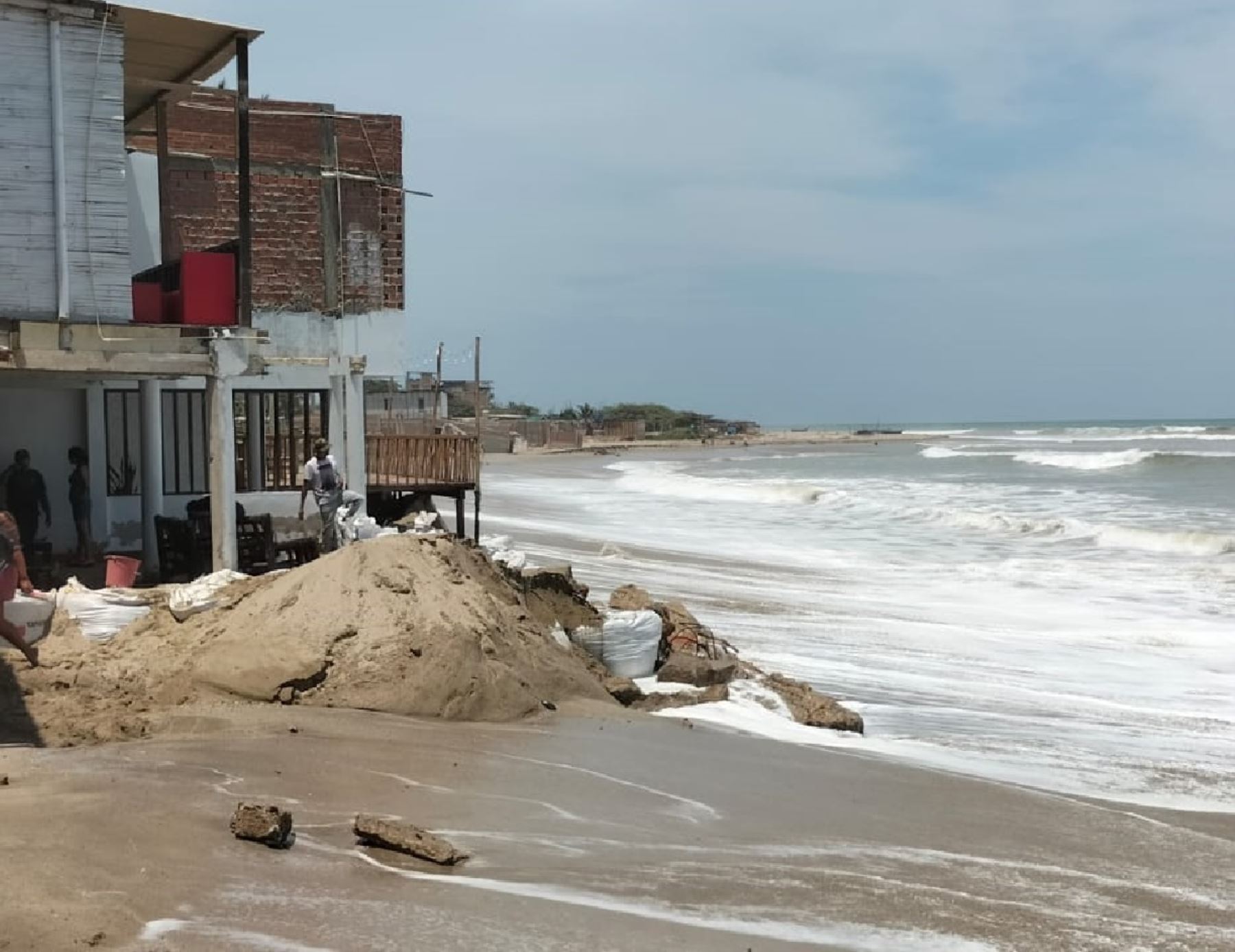 Oleajes anómalos en el litoral de Tumbes afectan a más de 80 viviendas, restaurantes y hoteles ubicados en el balneario de Zorritos. Foto: Milagros Rodríguez