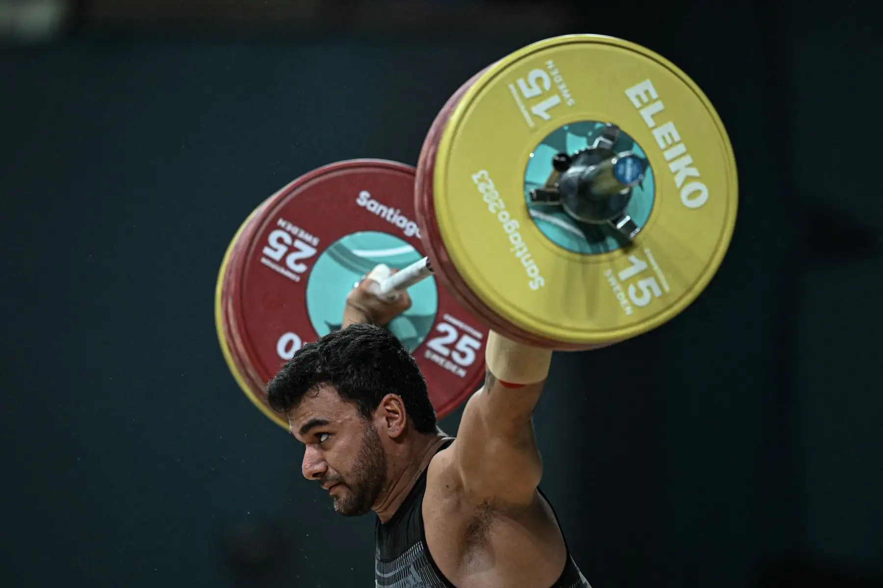 El peruano Amel Atencia compite en la prueba masculina de levantamiento de pesas de 102 kg de los Juegos Panamericanos Santiago 2023, en el Gimnasio Chimkowe de Santiago de Chile. Foto: AFP