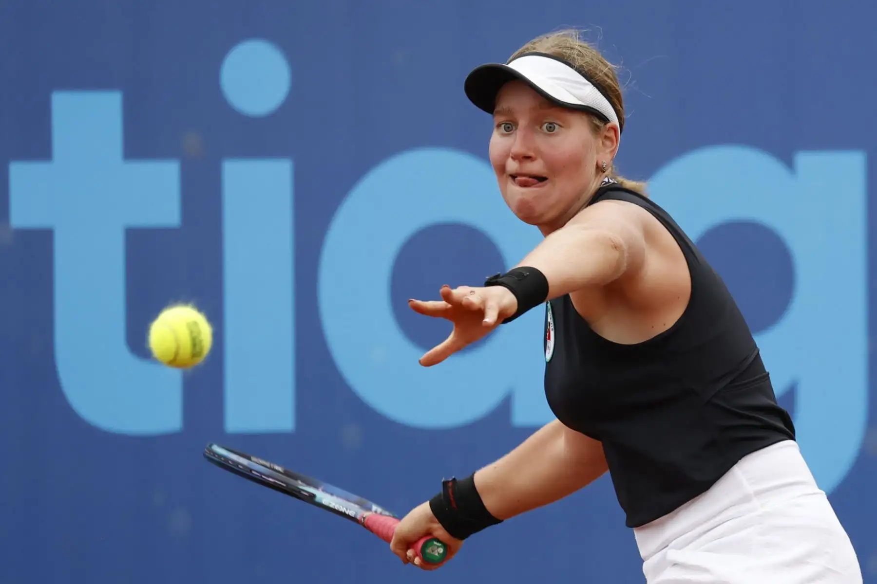 La peruana Lucciana Pérez compite en un partido de tenis individual en los Juegos Panamericanos Santiago 2023 en Chile. Foto: EFE