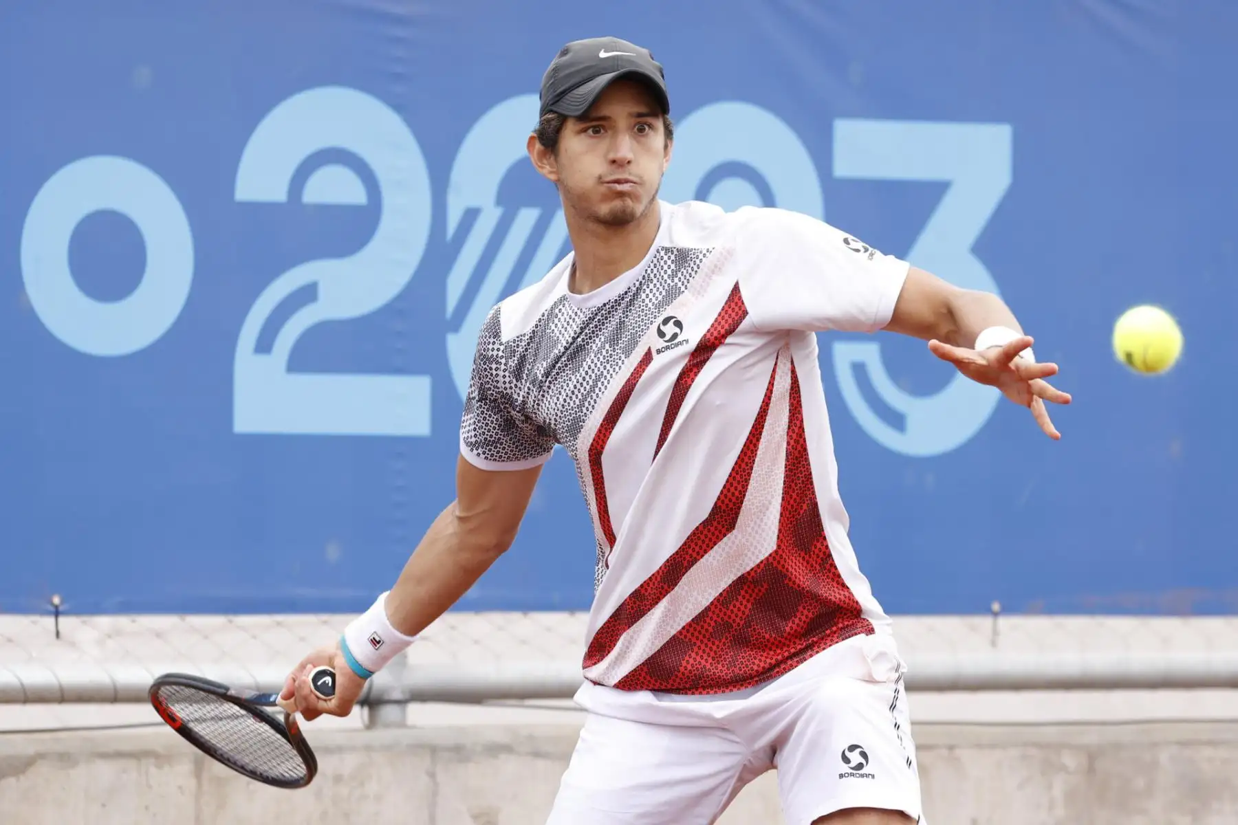 El peruano Conner Huertas del Pino compite en un partido de tenis individual en los Juegos Panamericanos Santiago 2023 en Chile. Foto: EFE