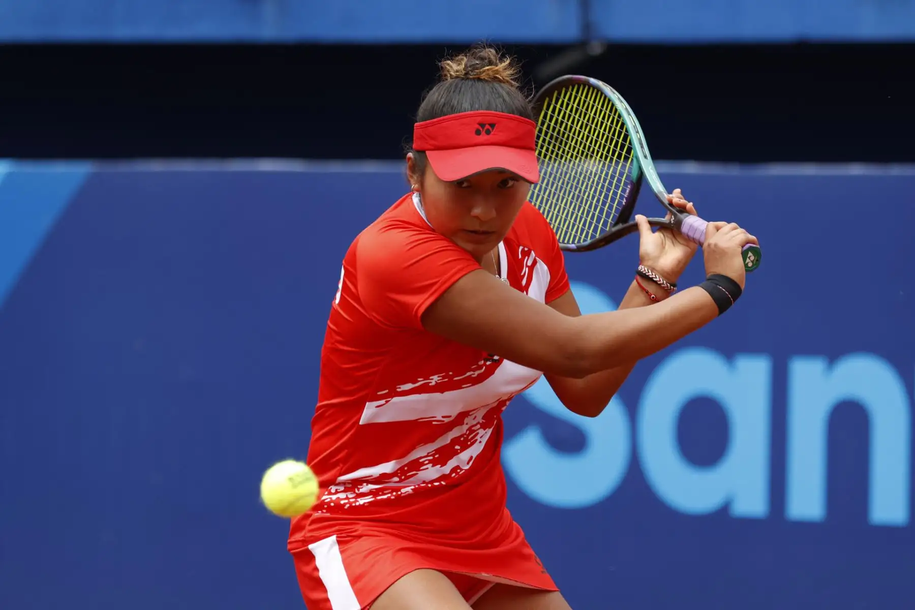 La peruana Romina Ccuno compite en un partido de tenis individual en los Juegos Panamericanos Santiago 2023 en Chile. Foto: EFE