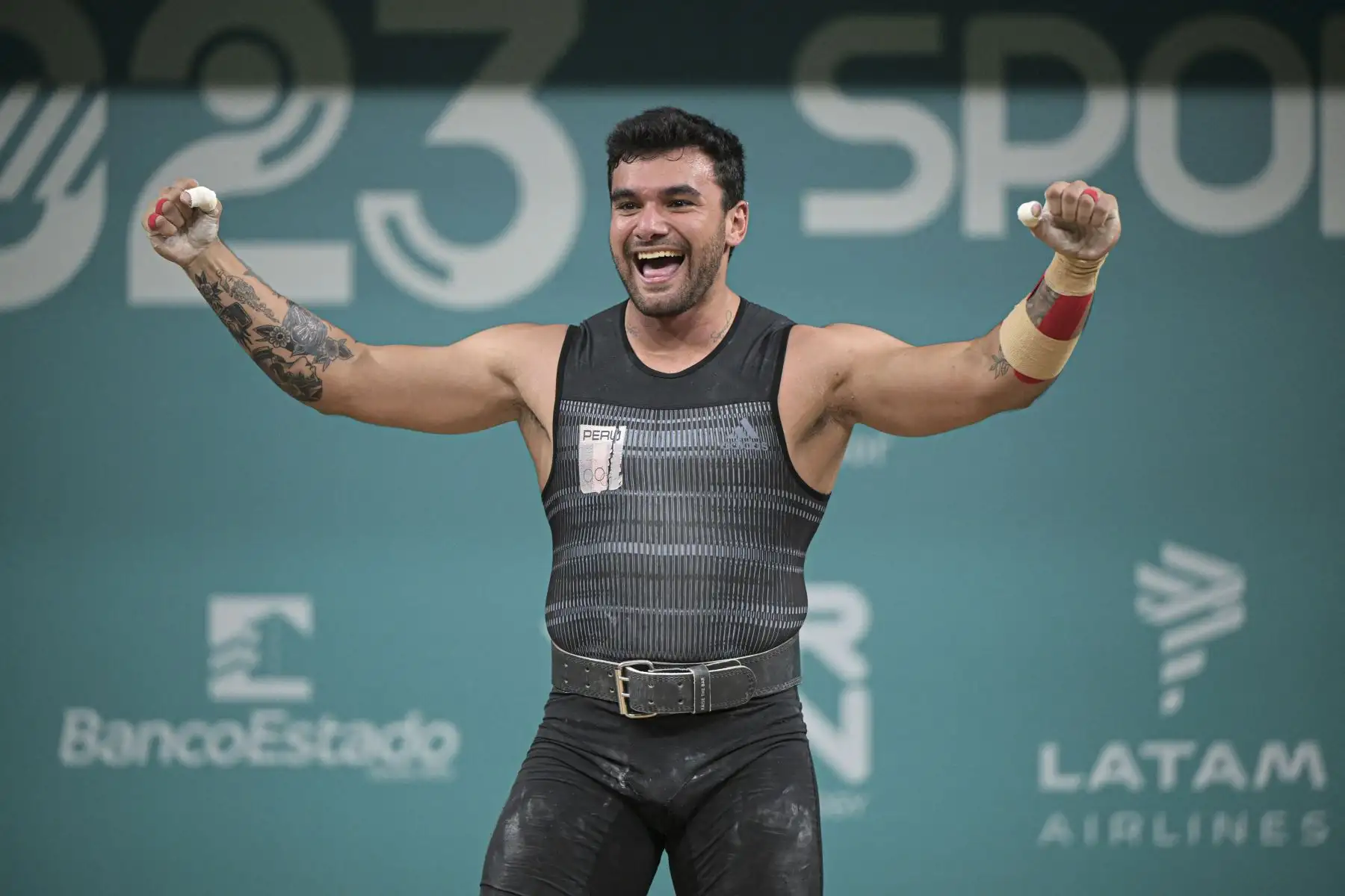 El peruano Amel Atencia compite en la prueba masculina de levantamiento de pesas de 102 kg de los Juegos Panamericanos Santiago 2023, en el Gimnasio Chimkowe de Santiago de Chile. Foto: AFP