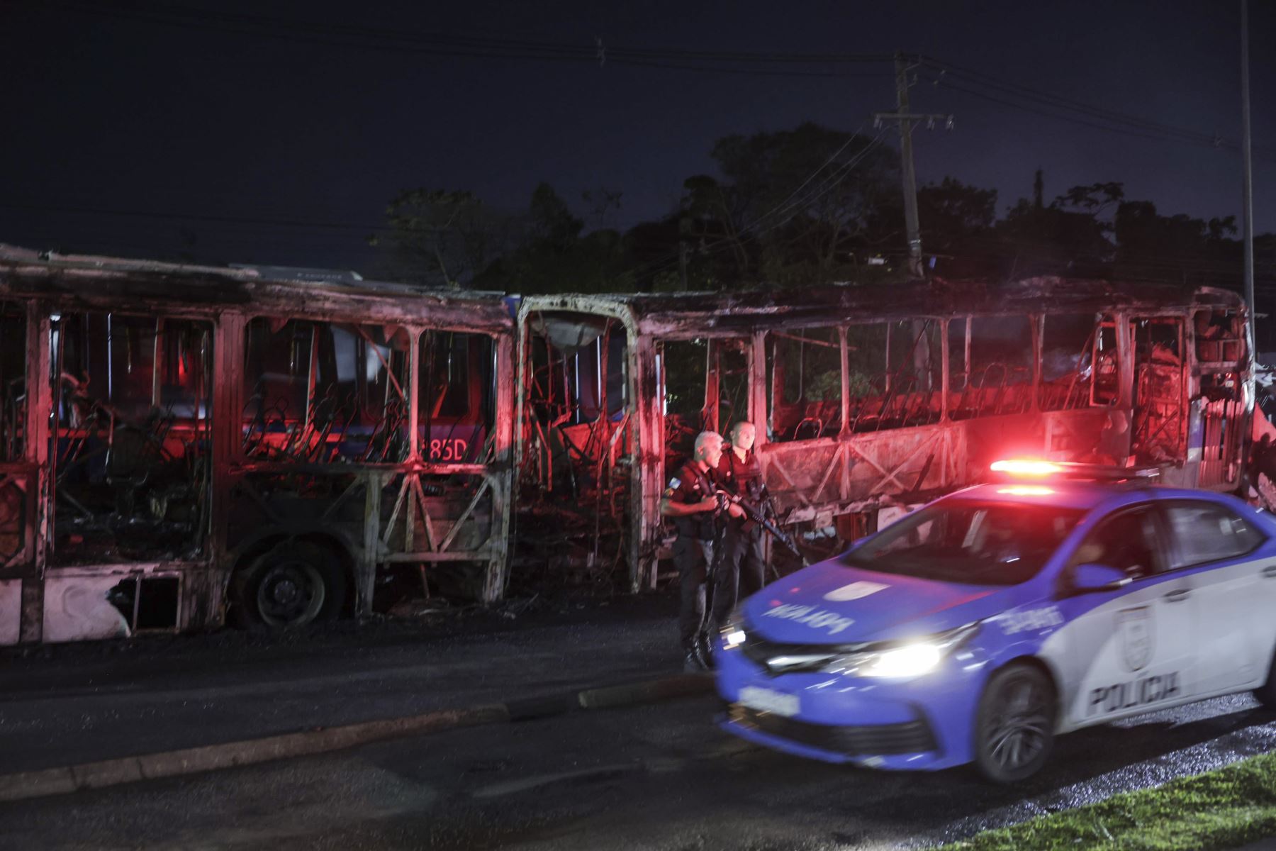 Fotografía que muestra un autobús de servicio público incinerado, hoy en el barrio de Campo Grande, en la zona oeste de la ciudad de Río de Janeiro (Brasil). Foto: EFE.