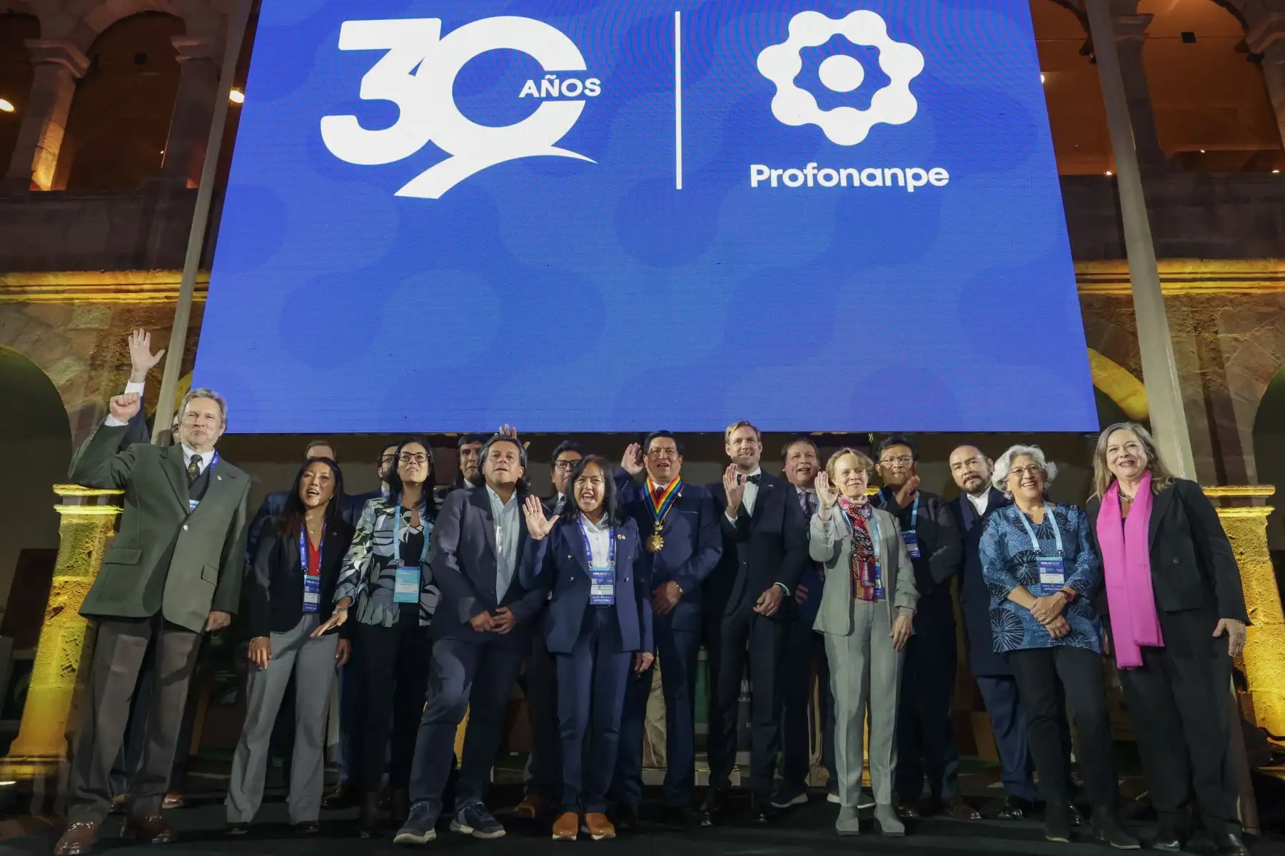 La ministra de Ambiente, Albina Ruíz, el alcalde de la ciudad de Cusco, Luis Pantoja, el director ejecutivo de Profonanpe, Anton Willems, acompañados por  autoridades de diferentes instituciones y directivos de empresas aliadas, participaron de la clausura del primer día del XXV Congreso Internacional de la Red de Fondos Ambientales de Latinoamérica y el Caribe y la celebración por los 30 años de Profonanpe, el único fondo ambiental del Perú, que se lleva a cabo en la cuidad de Cusco.
Foto: ANDINA/Andrés Valle